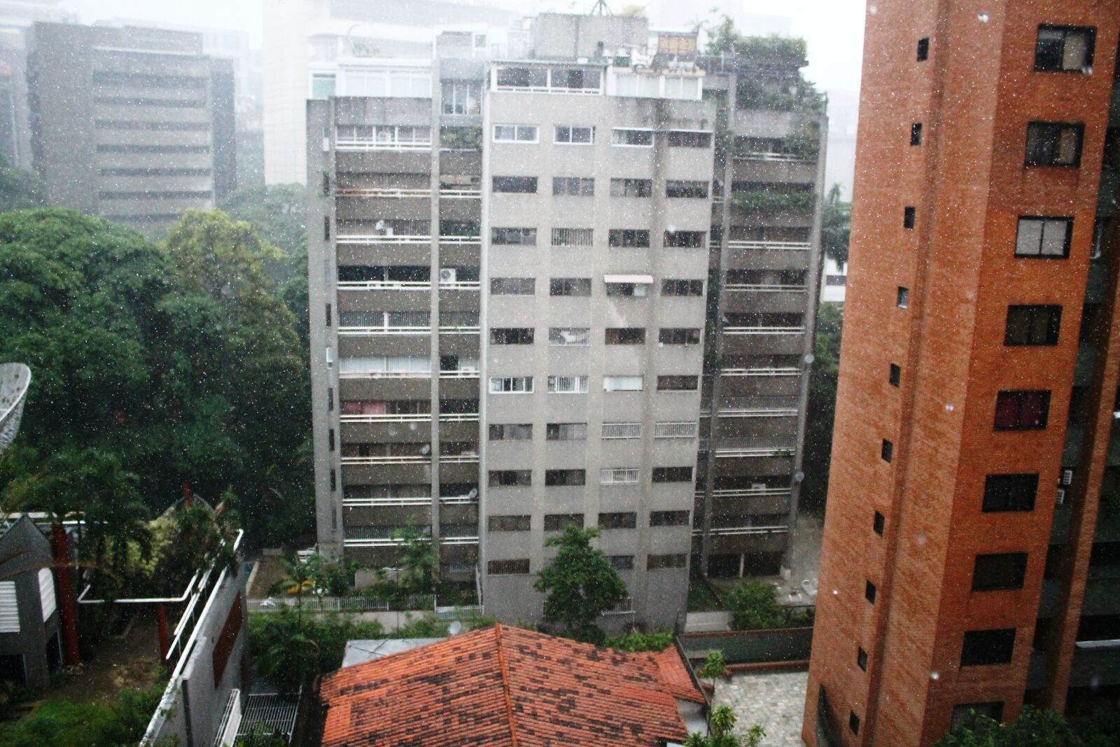 Canon EOS 1100D (EOS Rebel T3 / EOS Kiss X50) sample photo. Caracas, ciudad, lluvia photography