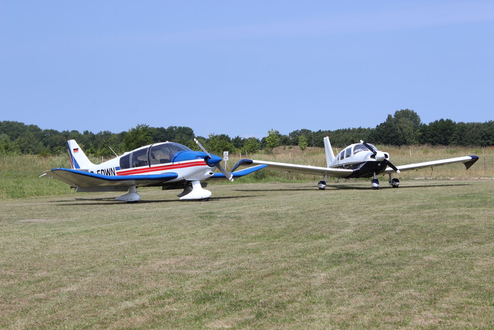 Canon EOS 600D (Rebel EOS T3i / EOS Kiss X5) sample photo. Aircraft, waiting, airport photography