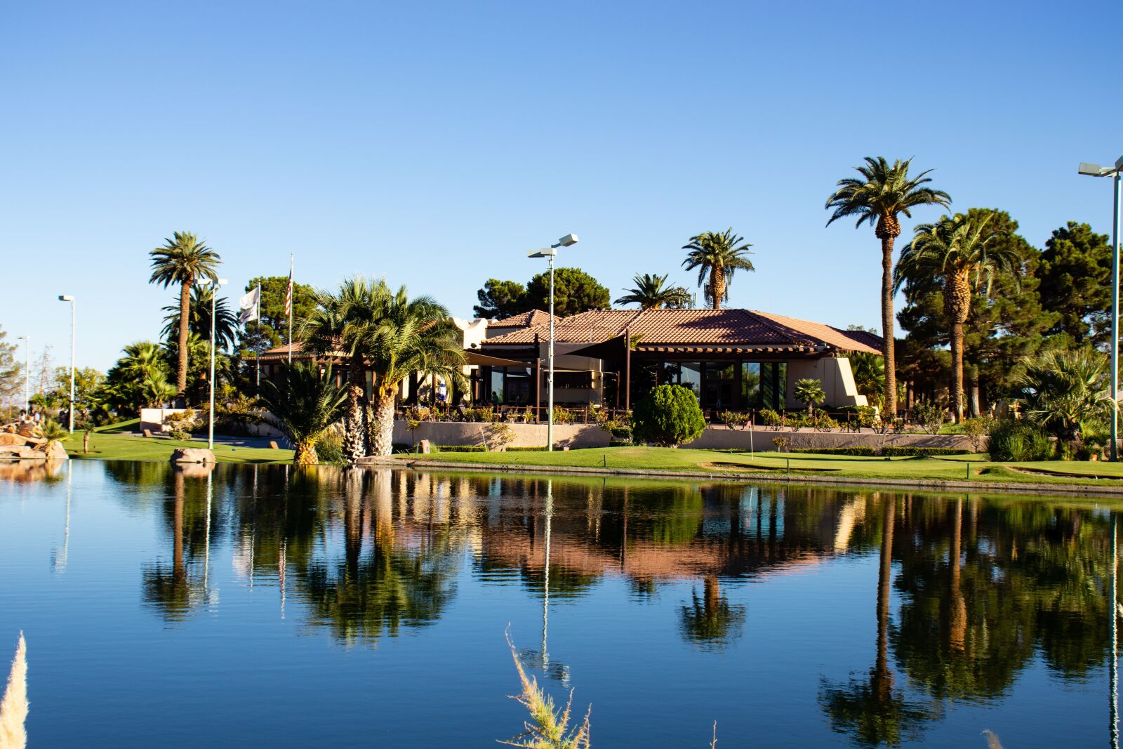 Canon EOS 800D (EOS Rebel T7i / EOS Kiss X9i) sample photo. Clubhouse, golf course, las photography