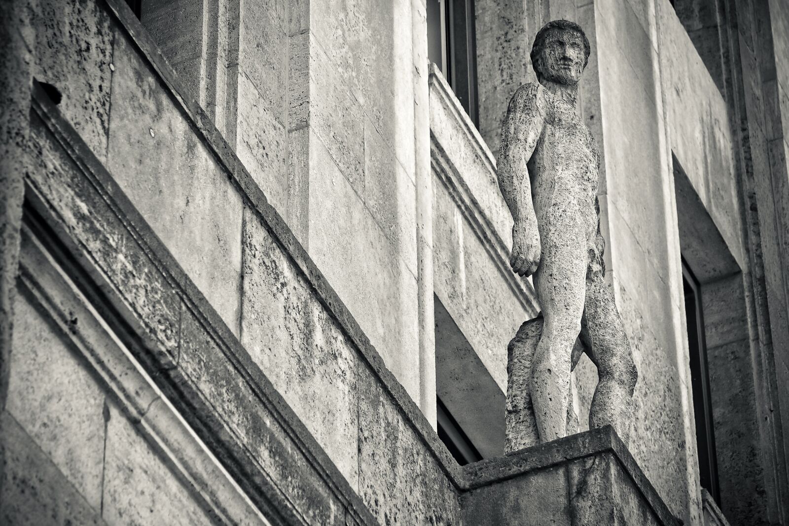 Olympus OM-D E-M10 sample photo. Facade, statue, sculpture photography