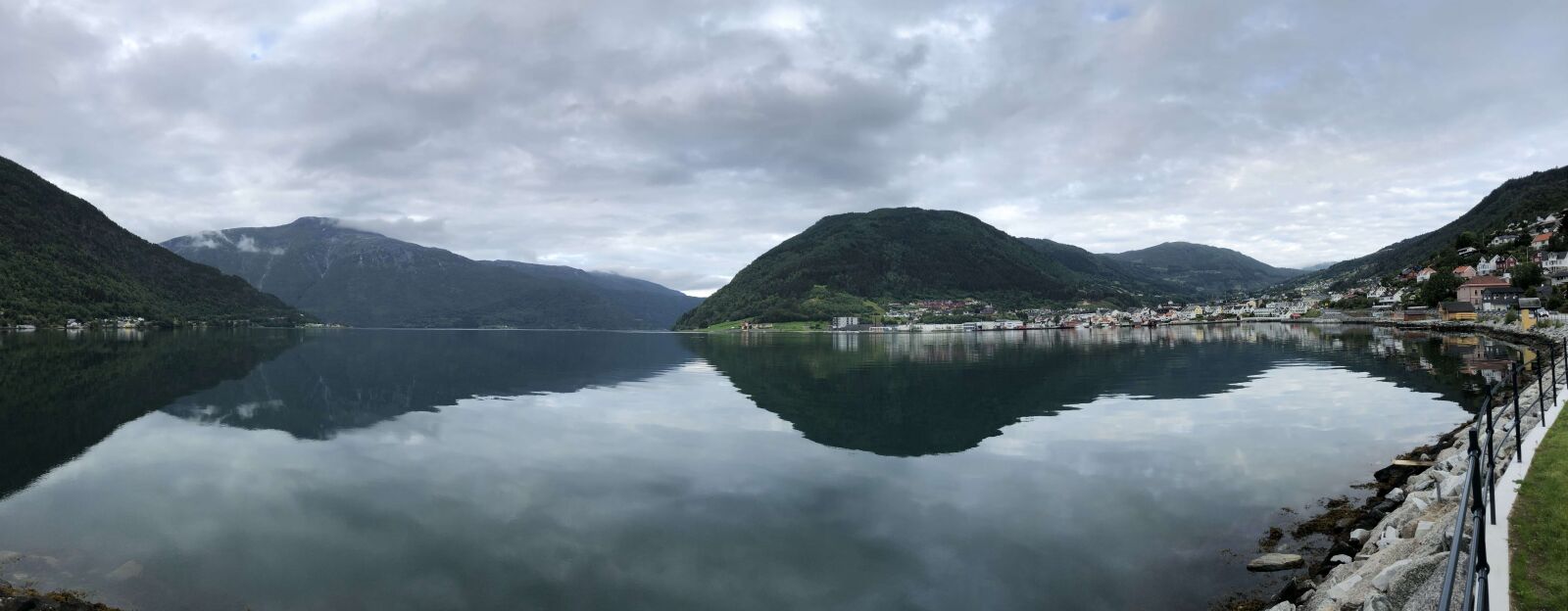 iPhone X back camera 4mm f/1.8 sample photo. Lakeside, reflection, tourist attraction photography