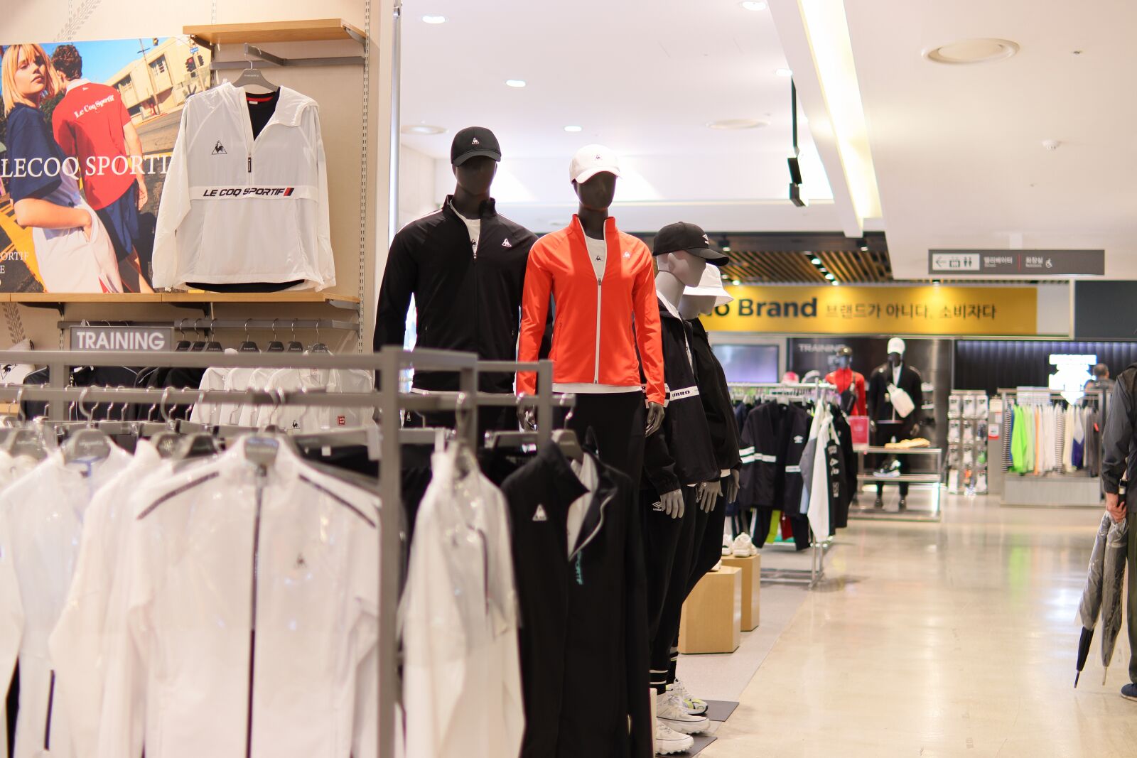 Canon EOS 90D sample photo. Shopping, department store, clothing photography