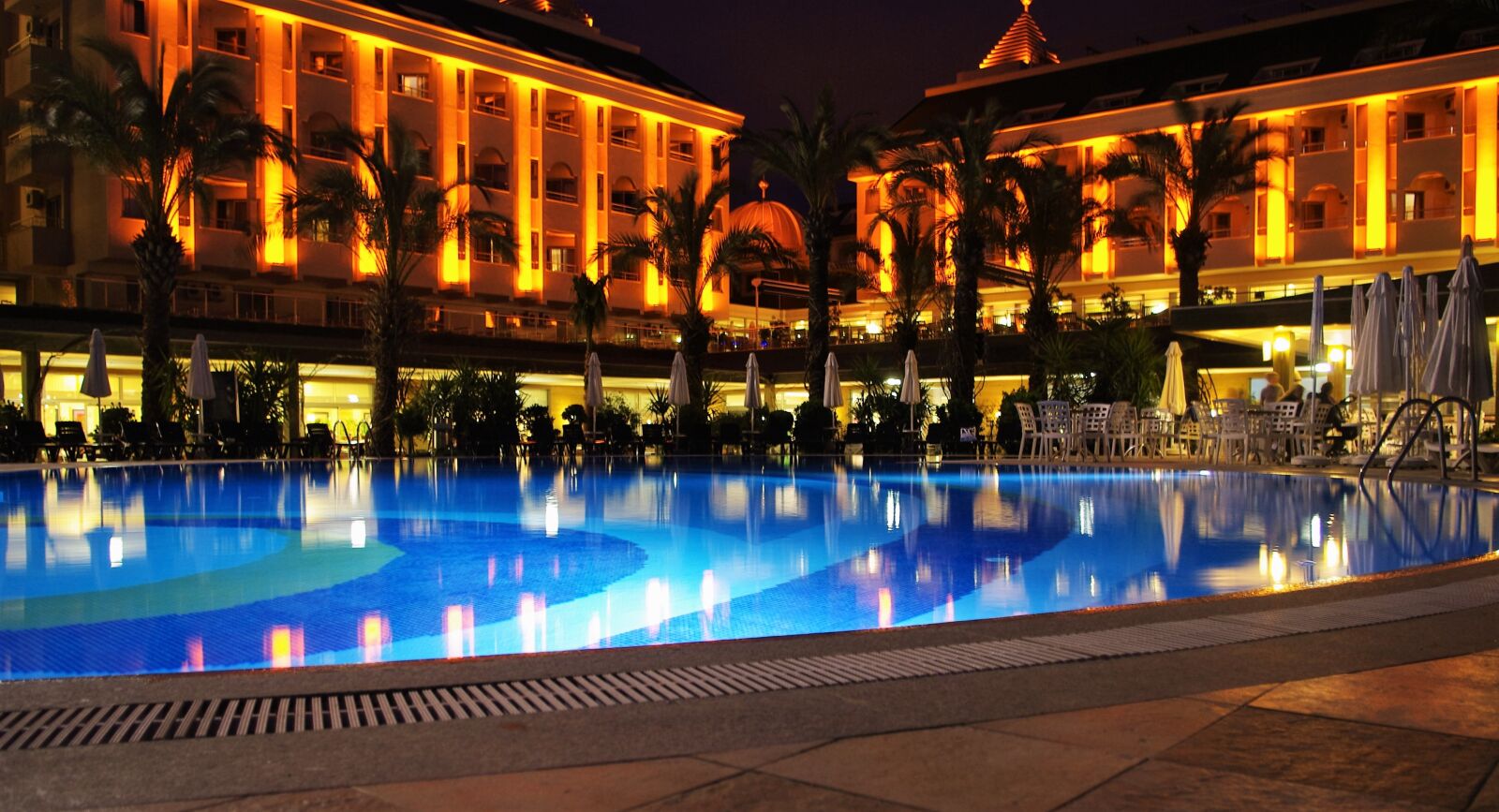 Pentax K-m (K2000) sample photo. Hotel, pool, evening photography