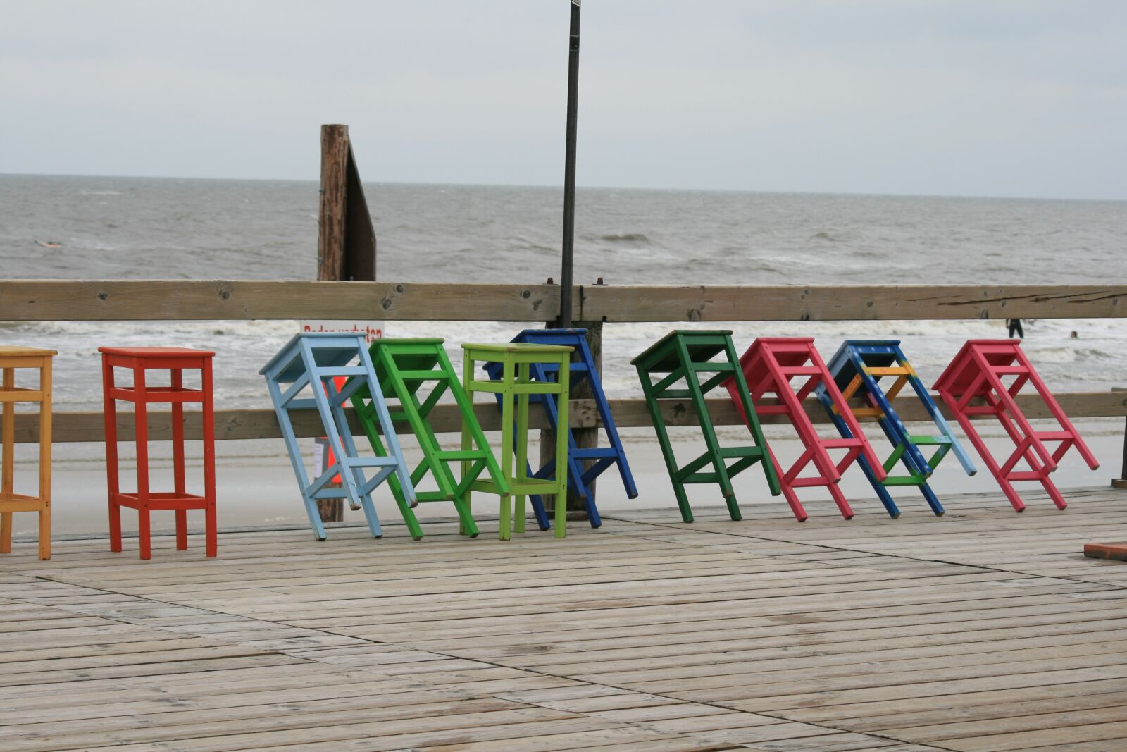 Canon EOS 400D (EOS Digital Rebel XTi / EOS Kiss Digital X) sample photo. Colorful chairs, sea, beach photography