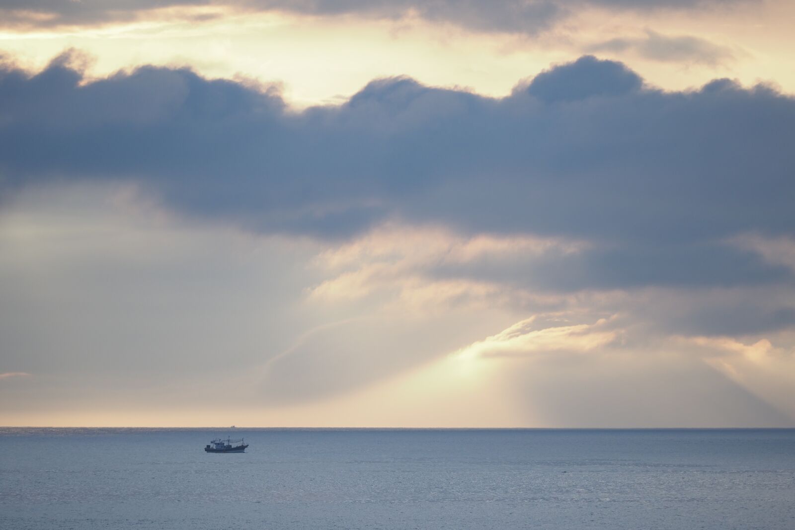 Olympus OM-D E-M1 Mark II + Olympus M.Zuiko Digital ED 40-150mm F2.8 Pro sample photo. Sea, sunset, times photography