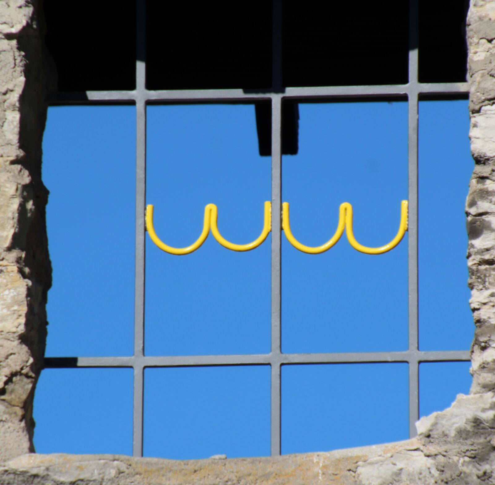 Canon EOS 1200D (EOS Rebel T5 / EOS Kiss X70 / EOS Hi) sample photo. Window, grate, barred window photography