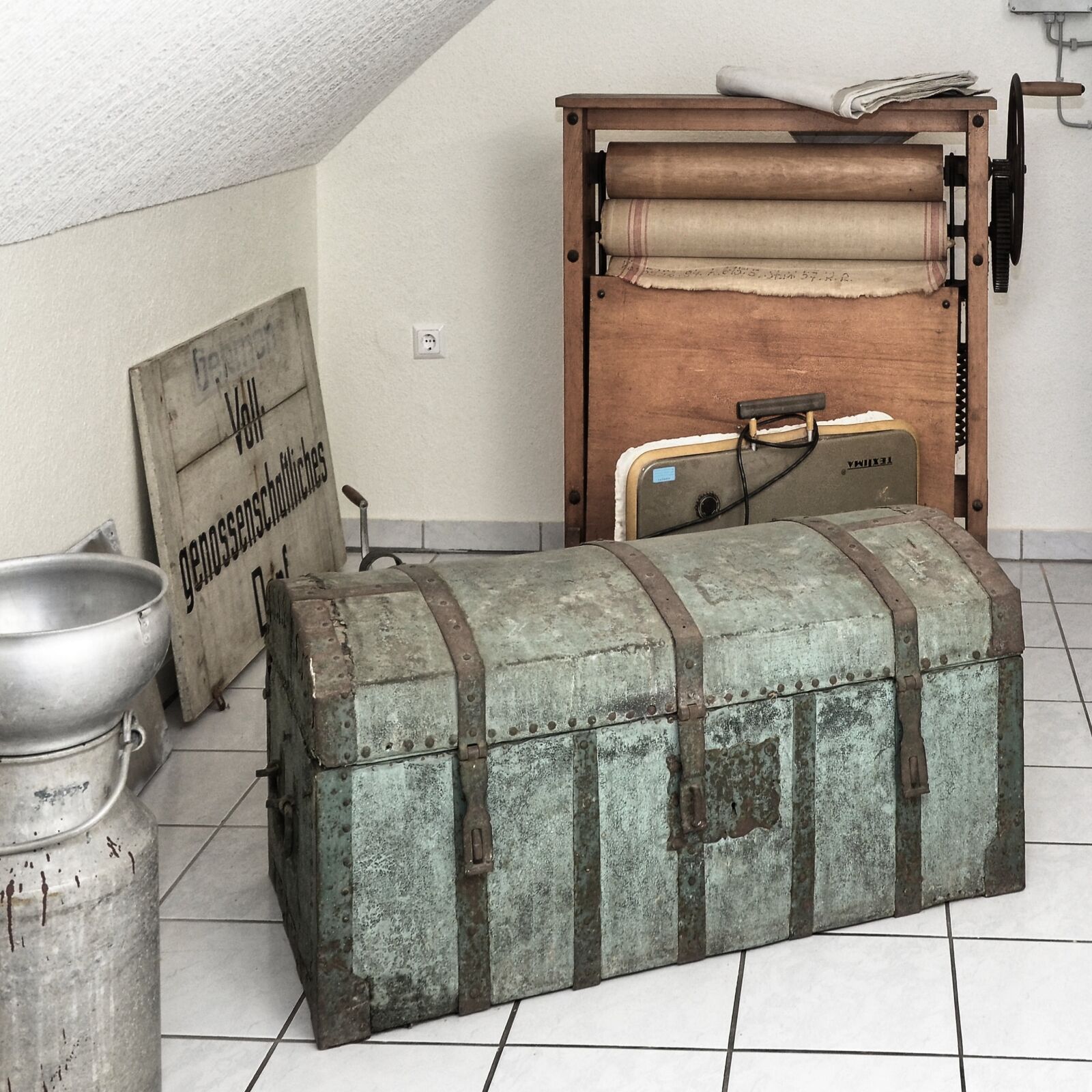 Nikon D5100 sample photo. Chest, luggage, wooden case photography