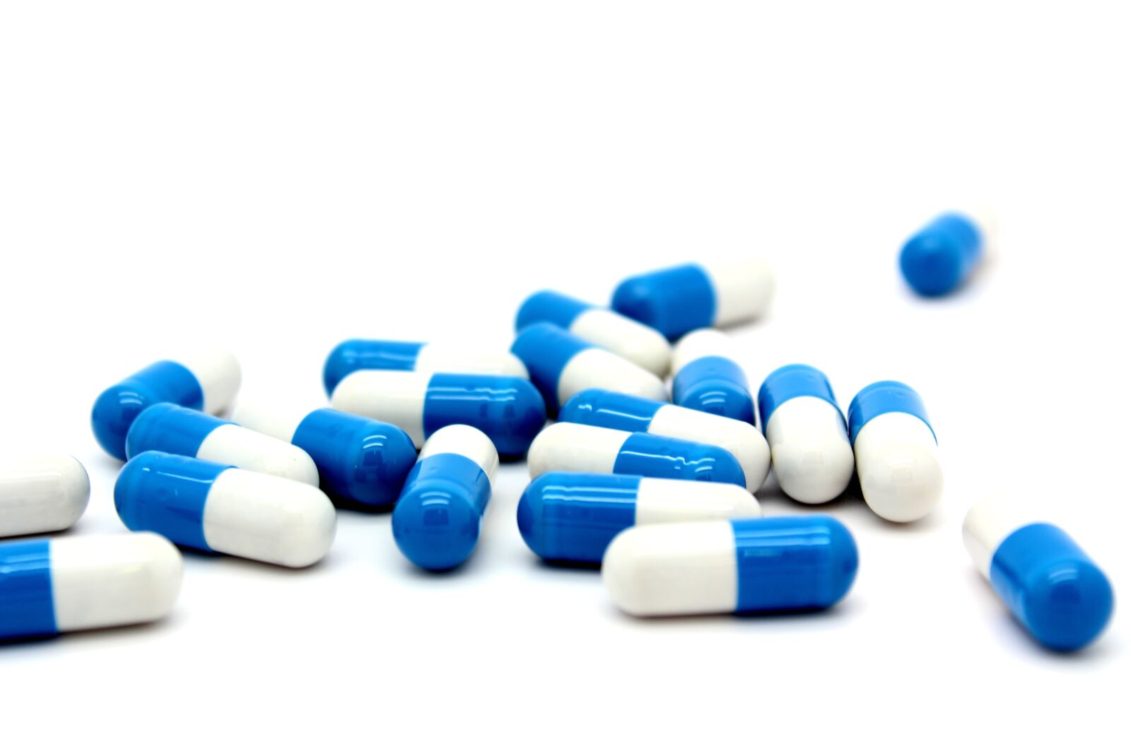 Canon EOS 600D (Rebel EOS T3i / EOS Kiss X5) sample photo. Medicine, capsule, blue photography