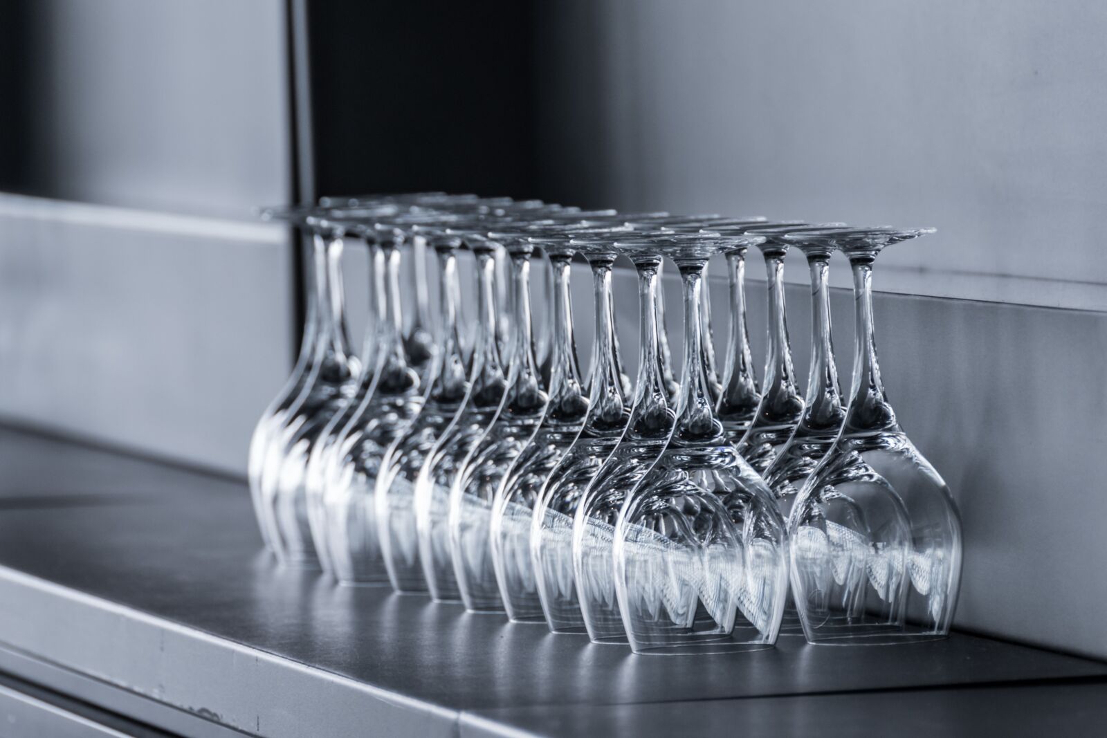 Nikon D5500 sample photo. Glasses, counter, wine photography