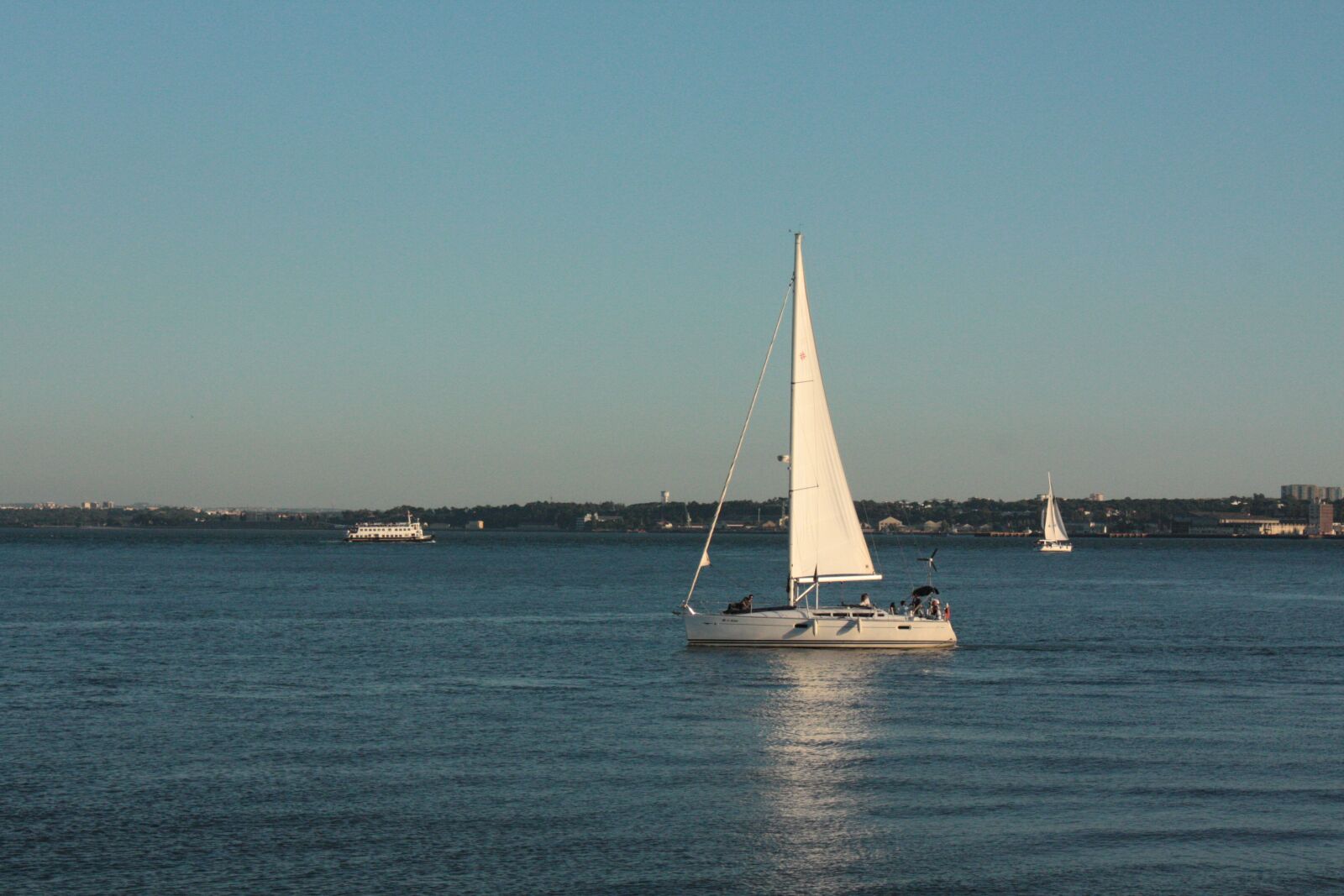 Canon EOS 450D (EOS Rebel XSi / EOS Kiss X2) sample photo. Sailboat, boat, lisbon photography