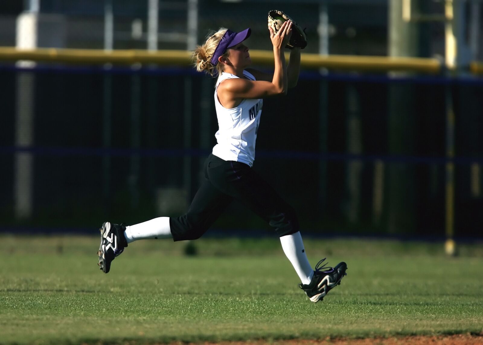 Canon EOS-1D Mark II N sample photo. Softball, girls softball, outfielder photography