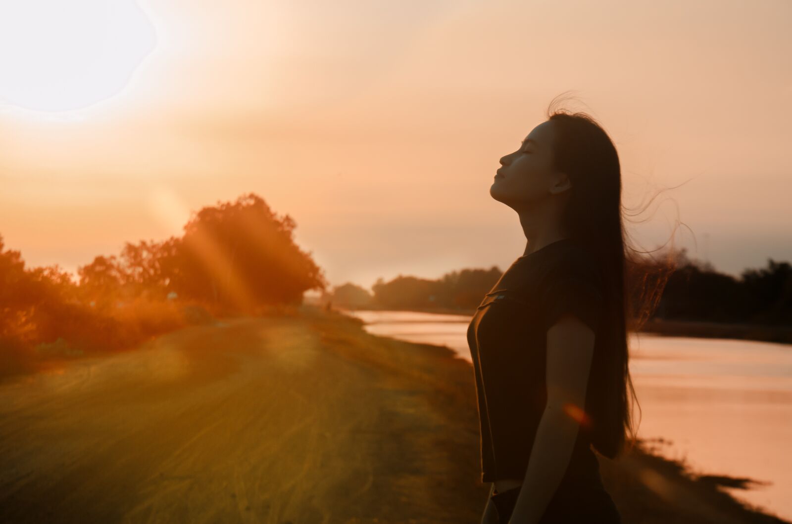Nikon D5100 sample photo. Girl, reverse sun, sad photography
