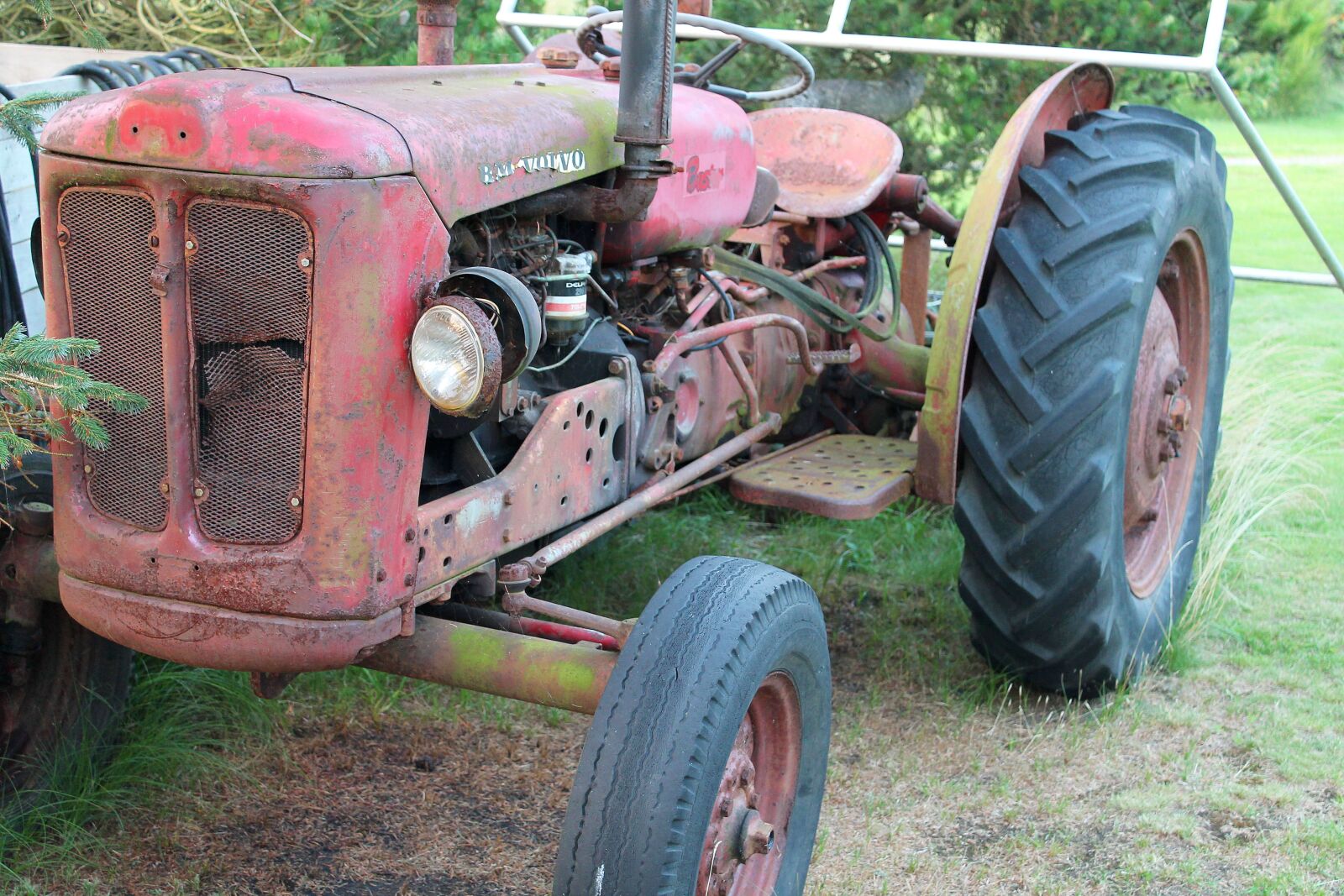 Canon EOS 1100D (EOS Rebel T3 / EOS Kiss X50) sample photo. Old tractor, scrap, old photography