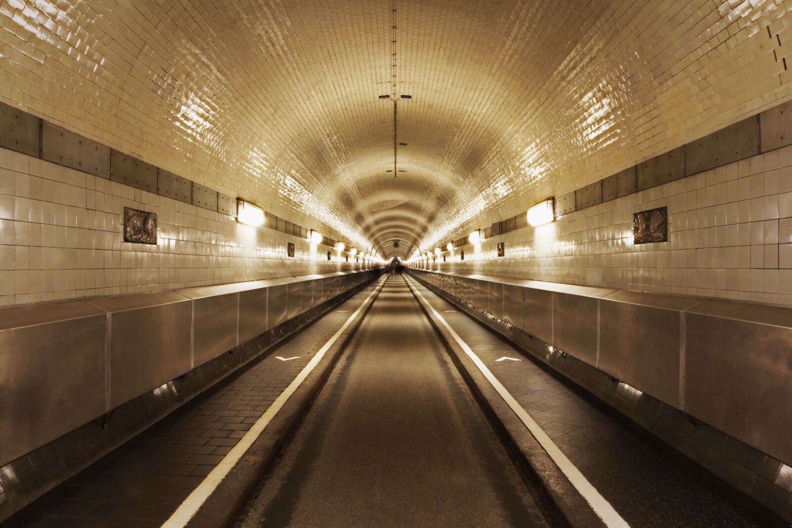 Canon EOS 60D sample photo. Elbtunnel, hamburg photography