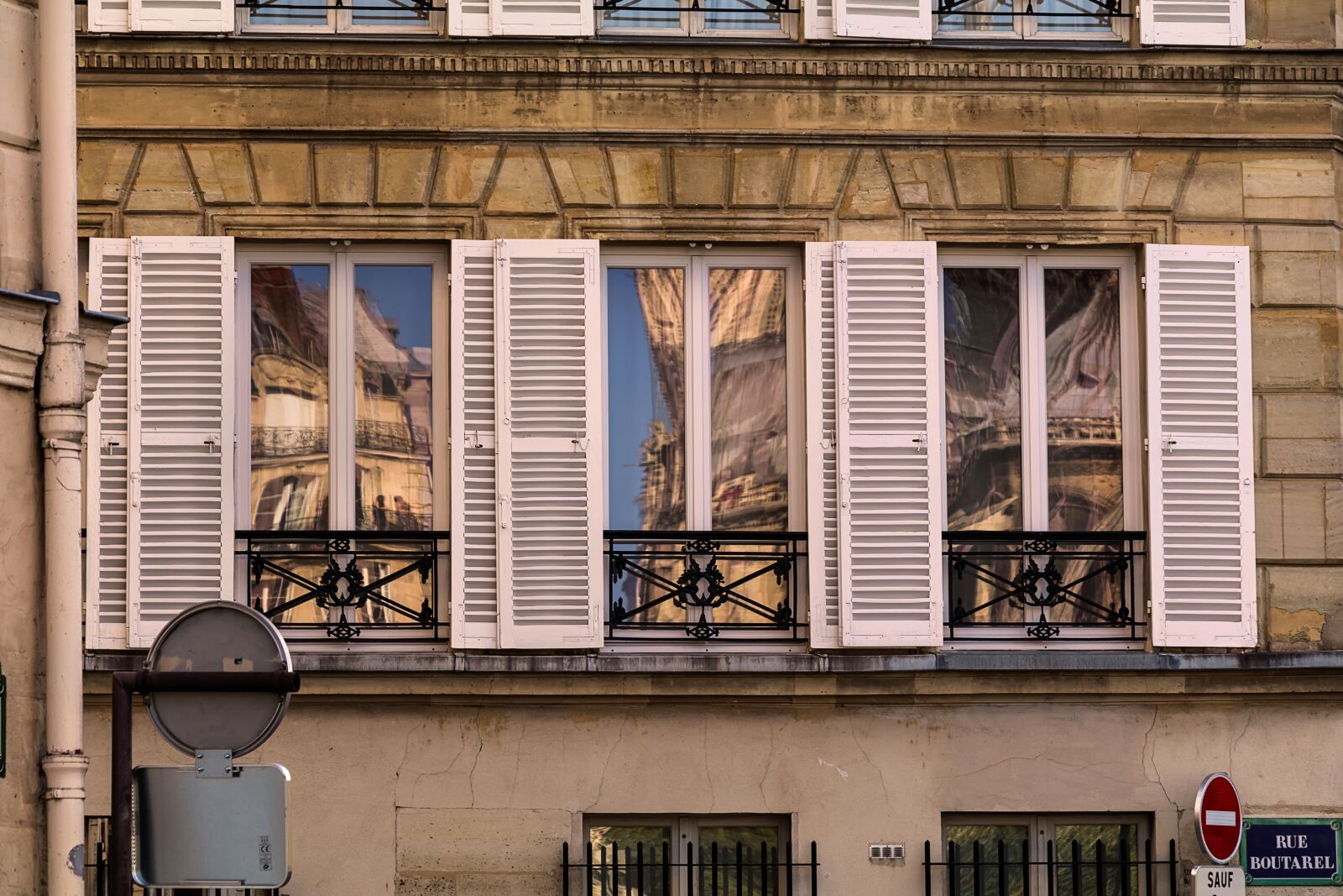 Canon EF-S 18-135mm F3.5-5.6 IS USM sample photo. Paris, facade, glass photography