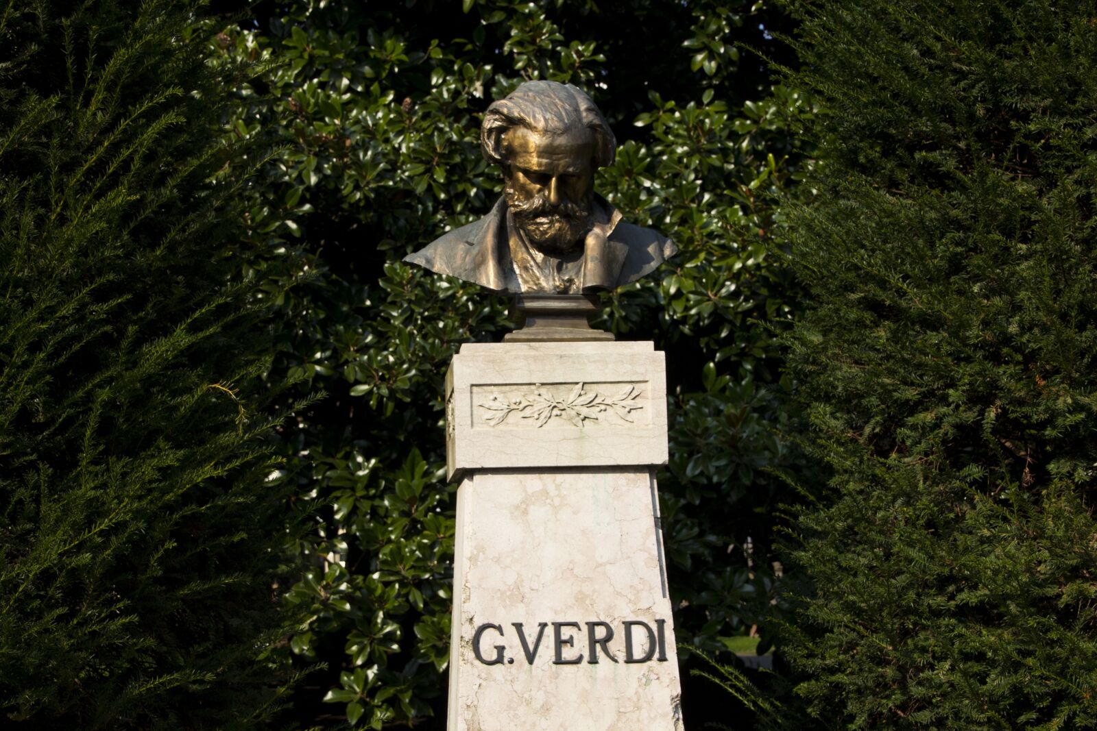 Canon EOS 60D sample photo. Italy, statue, verdi photography