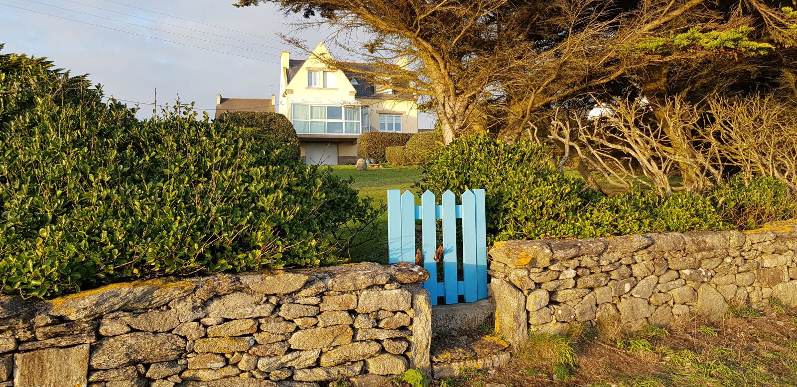 Samsung Galaxy S8 sample photo. Barrier, landscape, house photography
