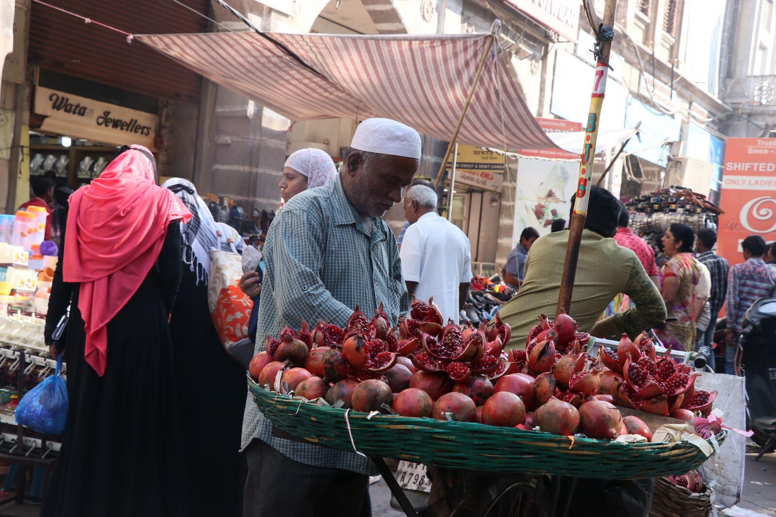 Canon EF-S 18-135mm F3.5-5.6 IS USM sample photo. Pomegranate, pomegranate shop, healthy photography