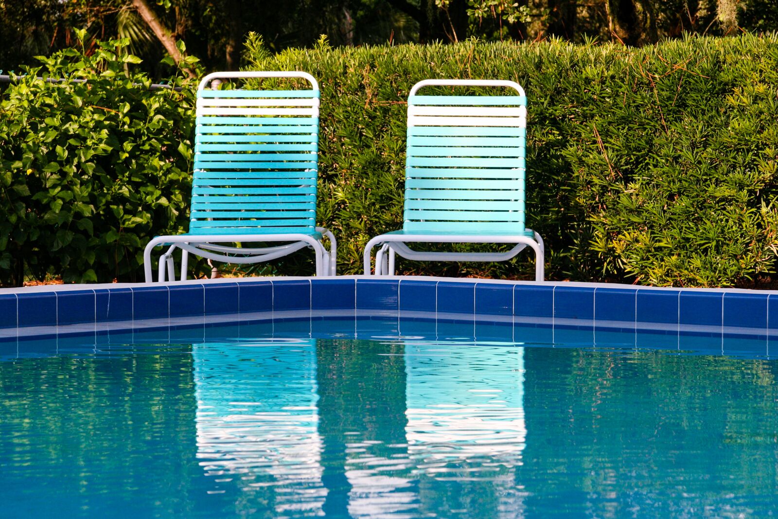 Canon EOS 350D (EOS Digital Rebel XT / EOS Kiss Digital N) sample photo. Swimming pool, lounge, water photography