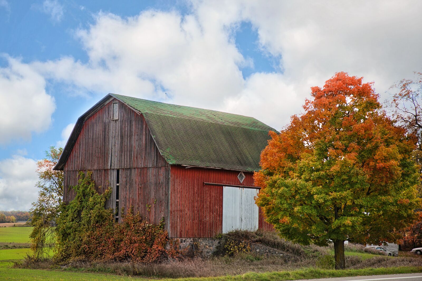 Canon EF 24-70mm F2.8L II USM sample photo. Red barn, autumn, fall photography