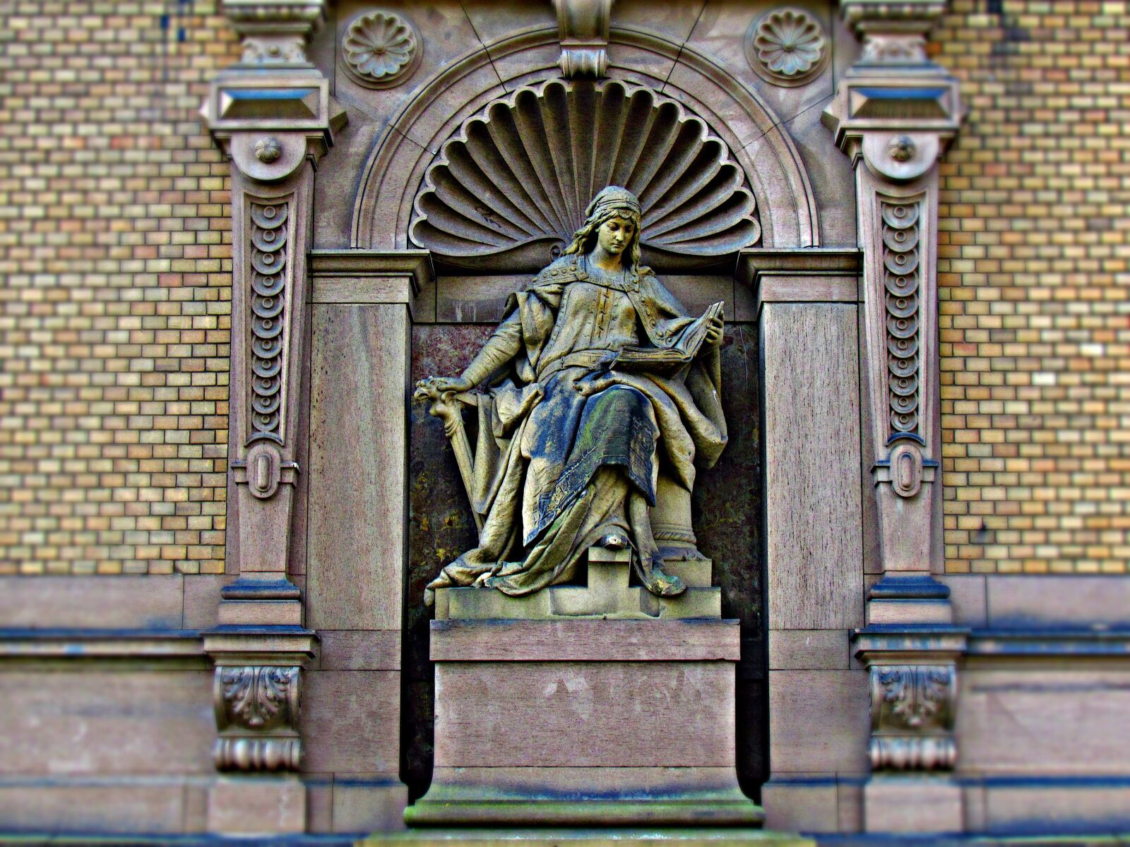 Canon PowerShot SX30 IS sample photo. Sculpture, architecture, character photography
