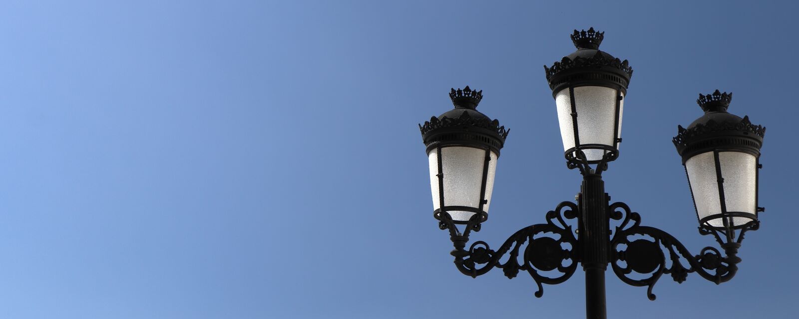 Canon EOS 77D (EOS 9000D / EOS 770D) sample photo. Banner, street lamp, sky photography
