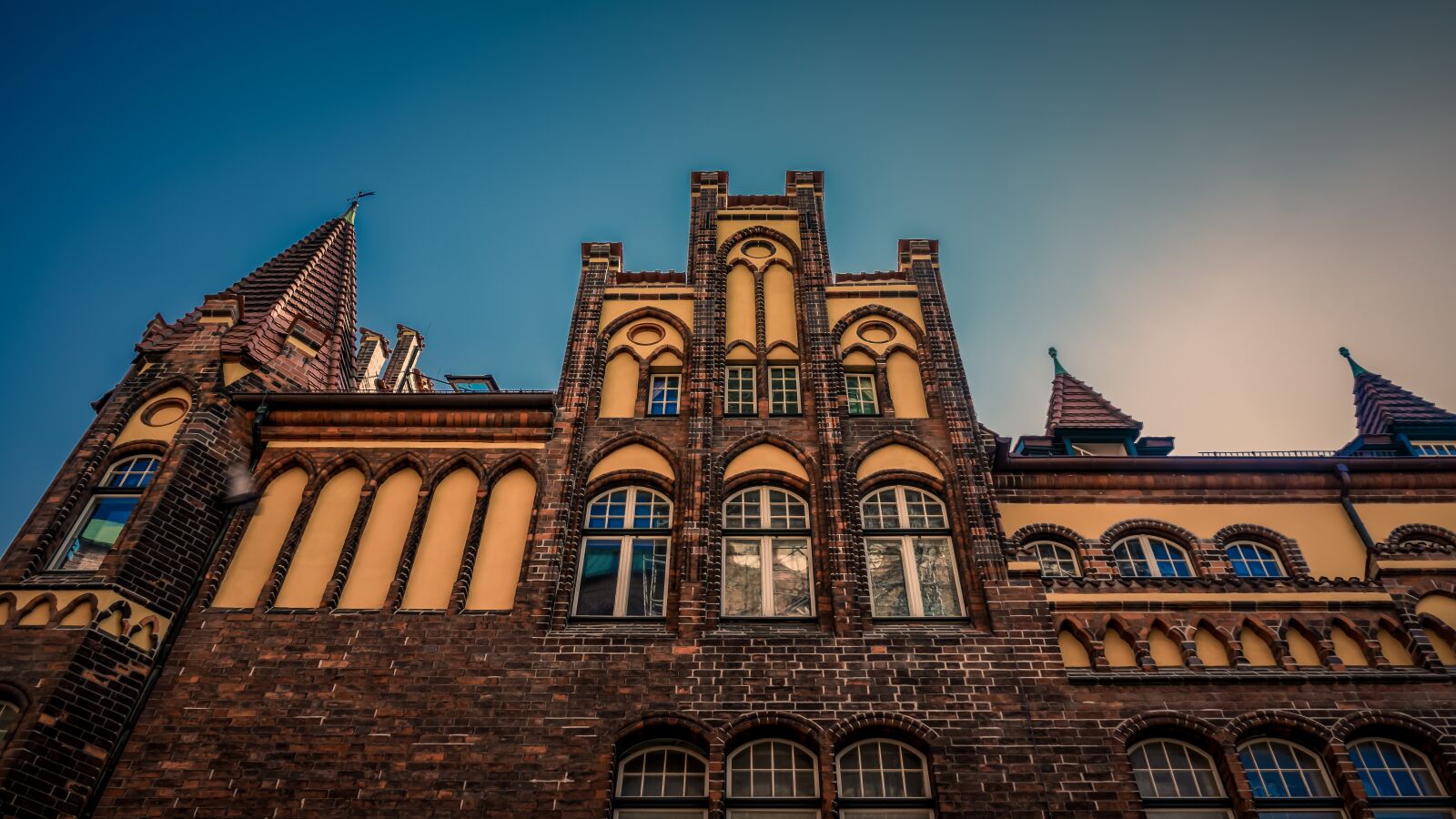 Sony a7 II + Sony FE 28-70mm F3.5-5.6 OSS sample photo. Lübeck, architecture, facade photography