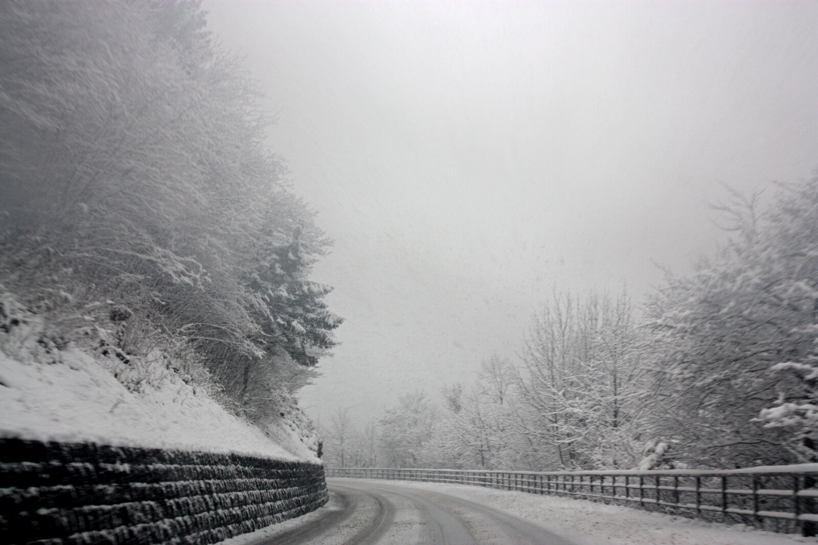 Canon EOS 450D (EOS Rebel XSi / EOS Kiss X2) sample photo. Photo, of, snowy, road photography