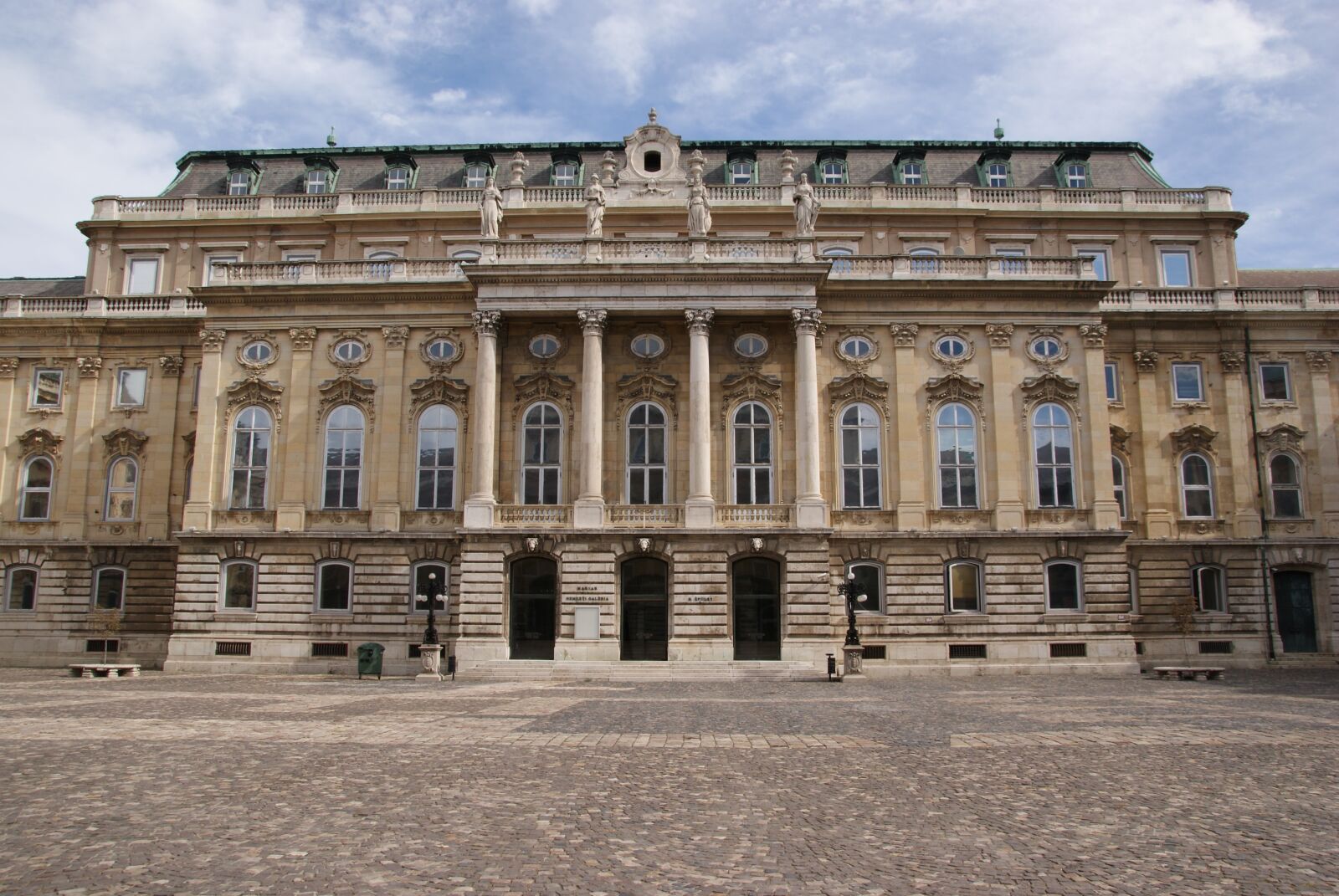 Sony Alpha DSLR-A230 sample photo. Castle, budapest, palace photography