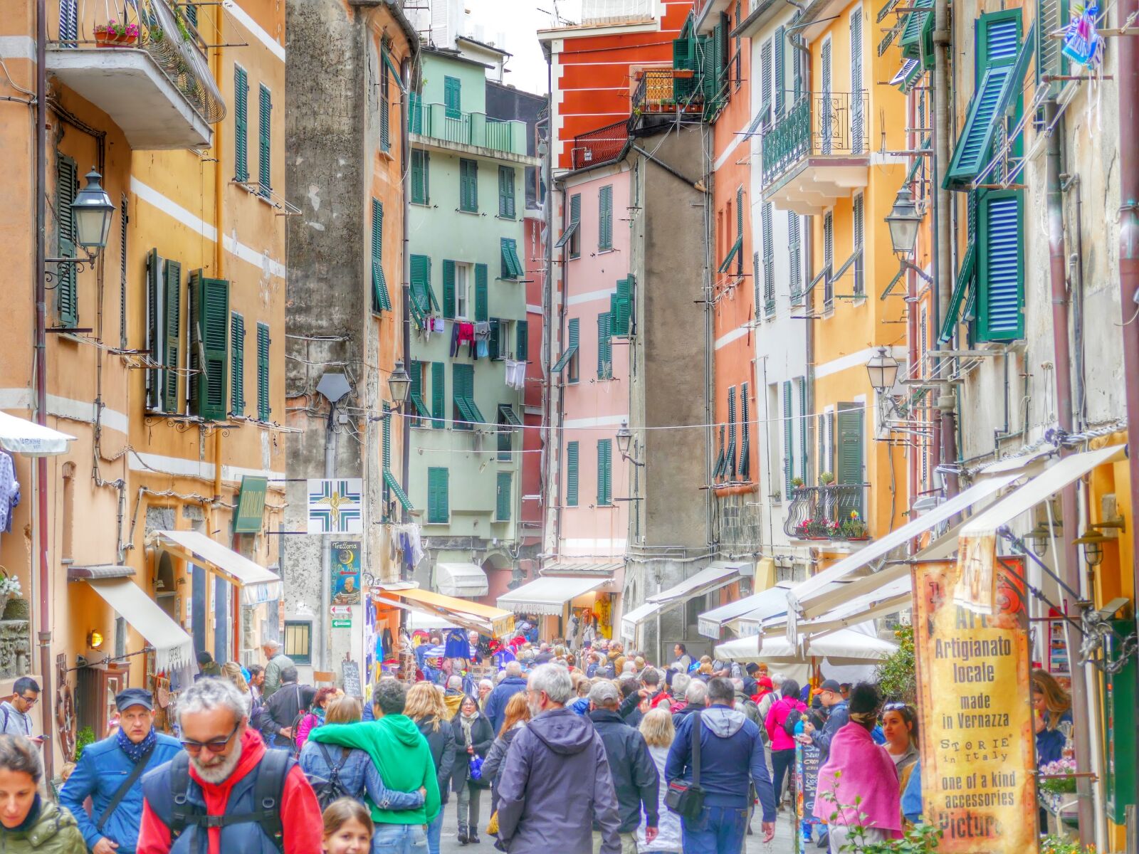 Panasonic Lumix DMC-FZ1000 sample photo. Alley, colorful, italy photography