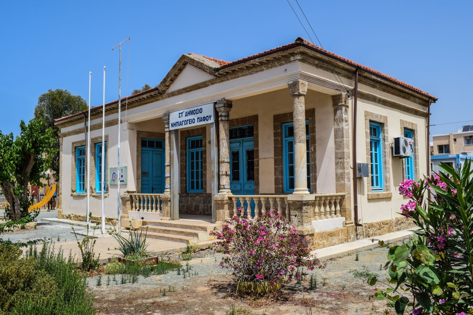 Nikon D3300 sample photo. School, building, architecture photography