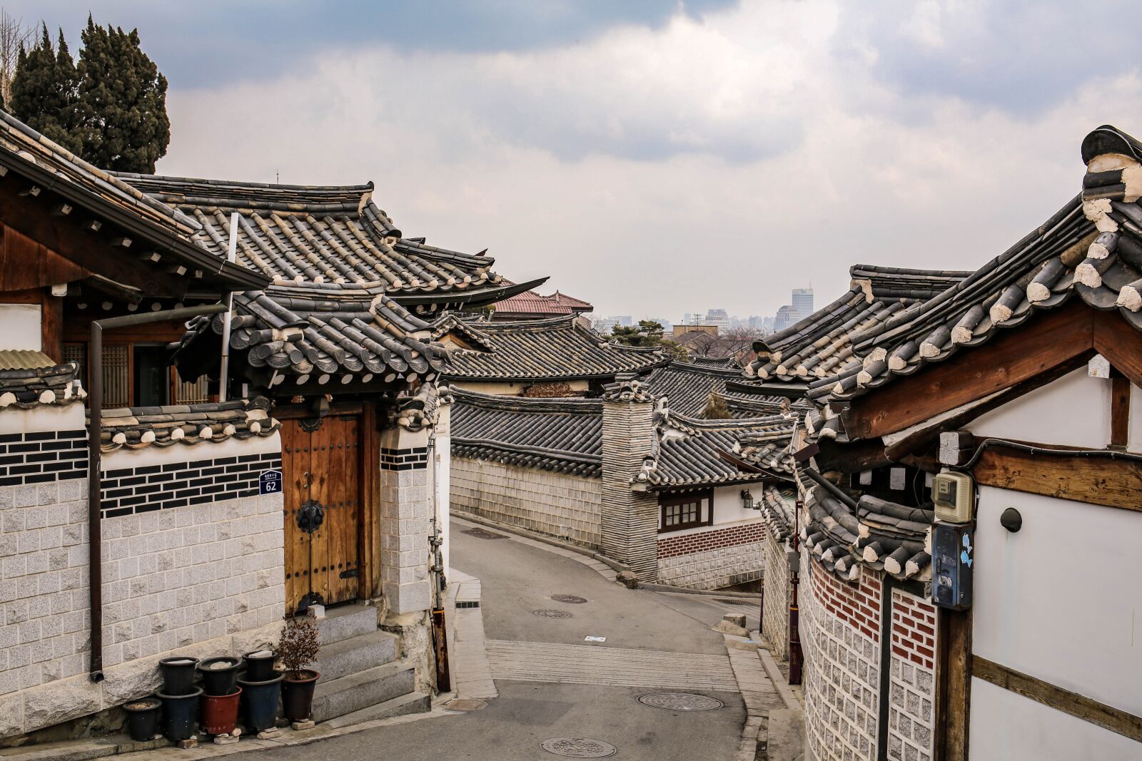 Canon EF 35mm F2 IS USM sample photo. Bukchon, hanok, traditional photography