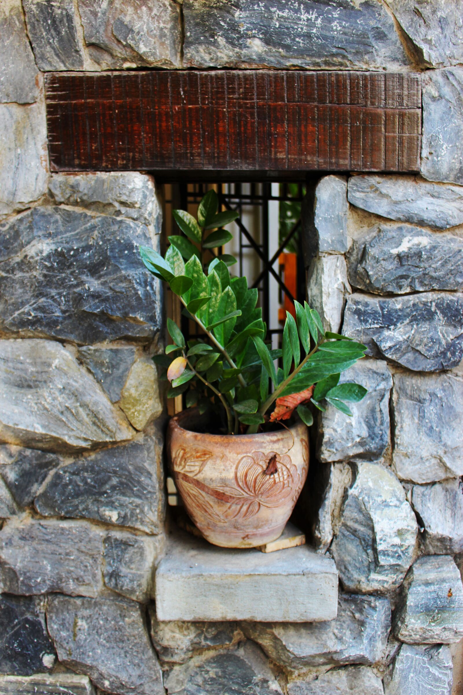 Canon EOS 700D (EOS Rebel T5i / EOS Kiss X7i) sample photo. Garden nook, wall, stone photography