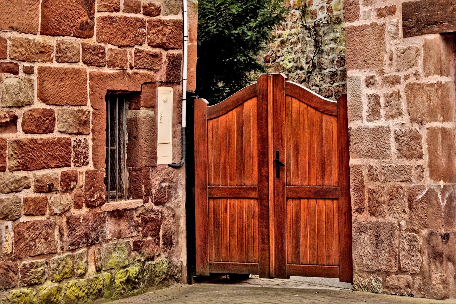 Canon EOS 1100D (EOS Rebel T3 / EOS Kiss X50) sample photo. Door, wood, entry photography