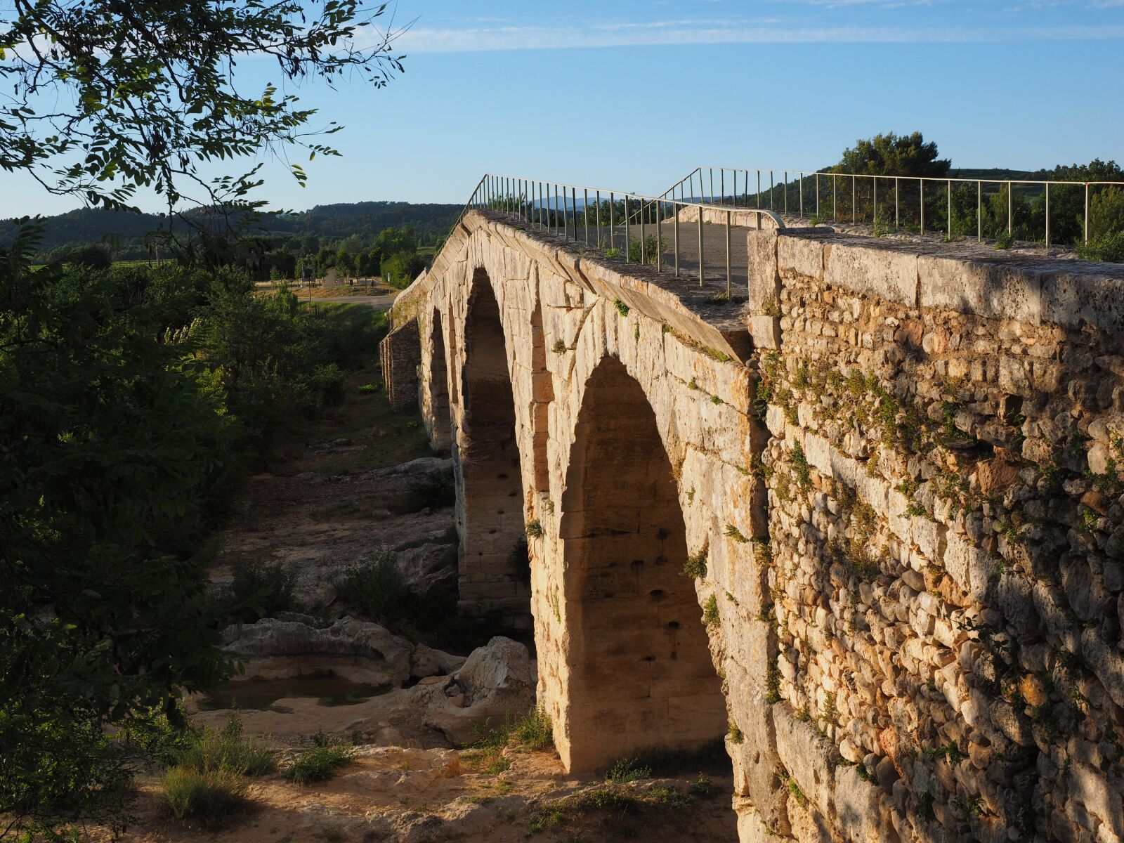 Olympus OM-D E-M1 + Olympus M.Zuiko Digital ED 12-40mm F2.8 Pro sample photo. Pont julien, bridge, roman photography
