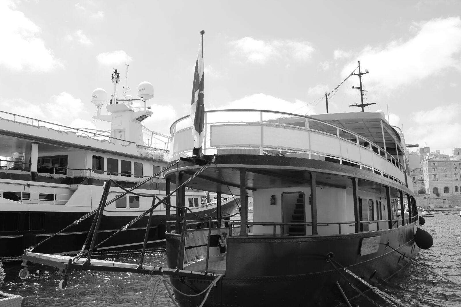 Canon EOS 600D (Rebel EOS T3i / EOS Kiss X5) sample photo. Ship, boat, mortar photography