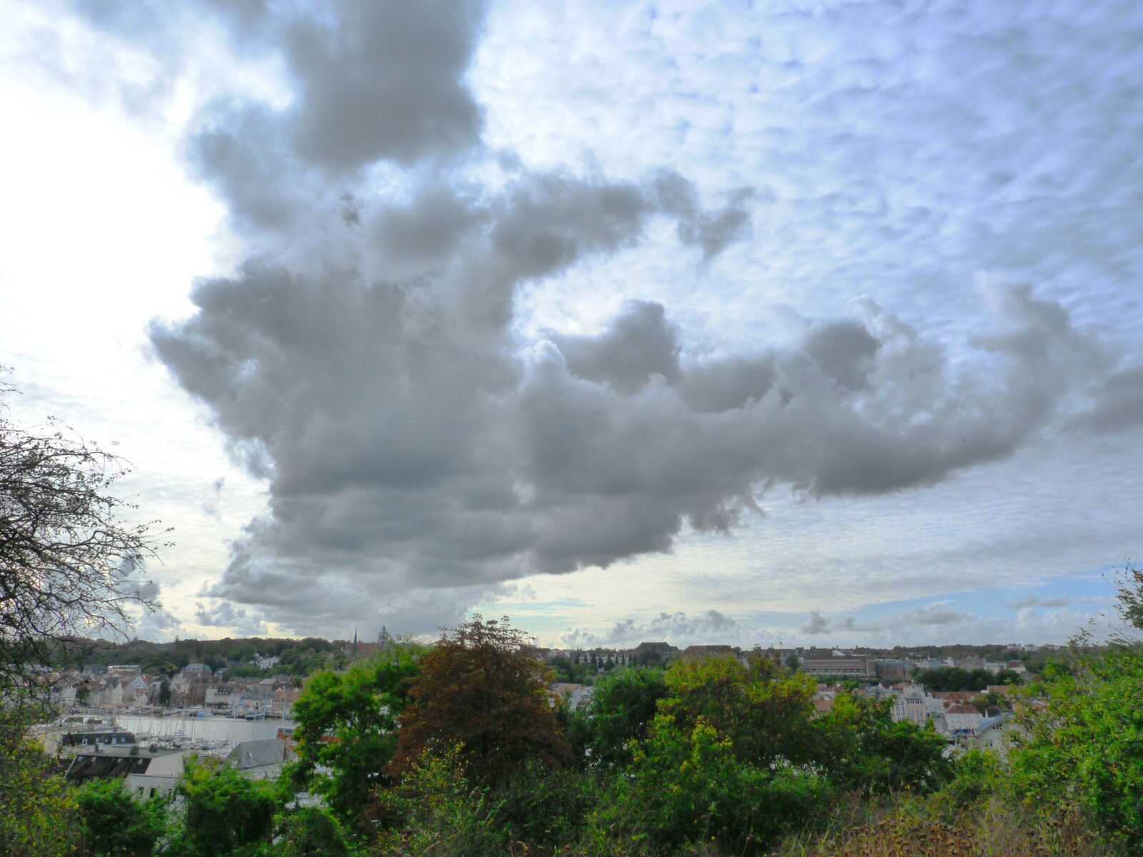 Panasonic Lumix DMC-FZ40 (Lumix DMC-FZ45) sample photo. Clouds, city, skyline photography