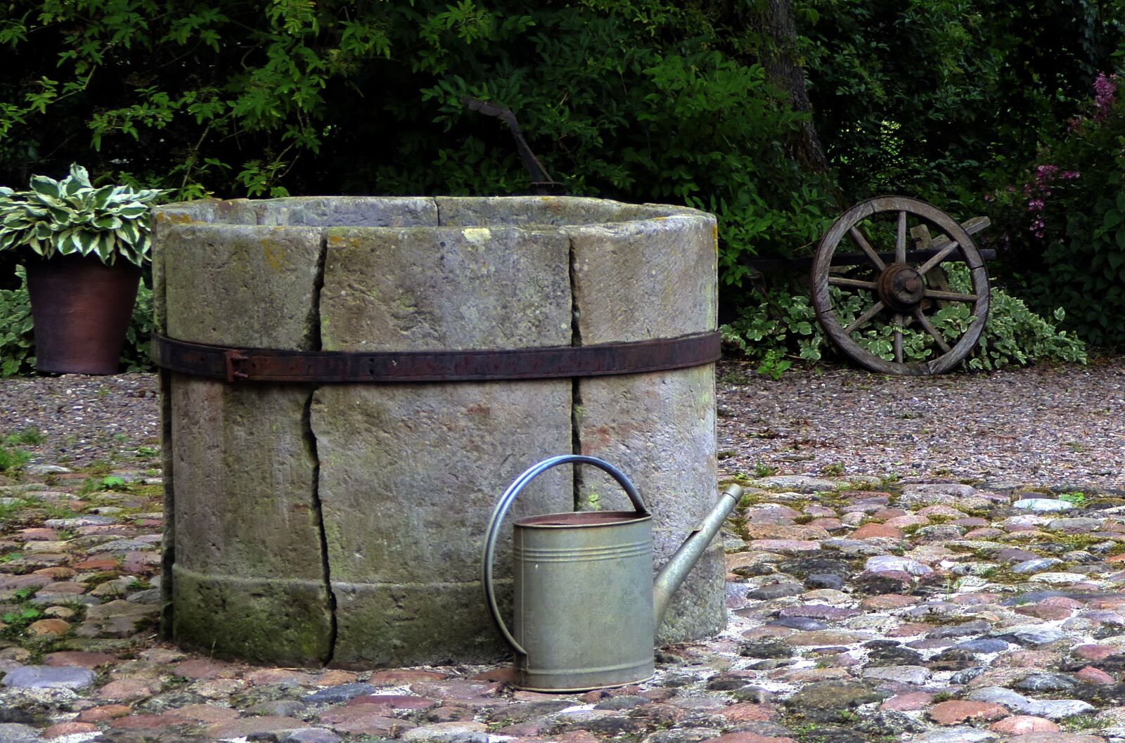 Panasonic DMC-TZ61 sample photo. Old well, wood, rusty photography