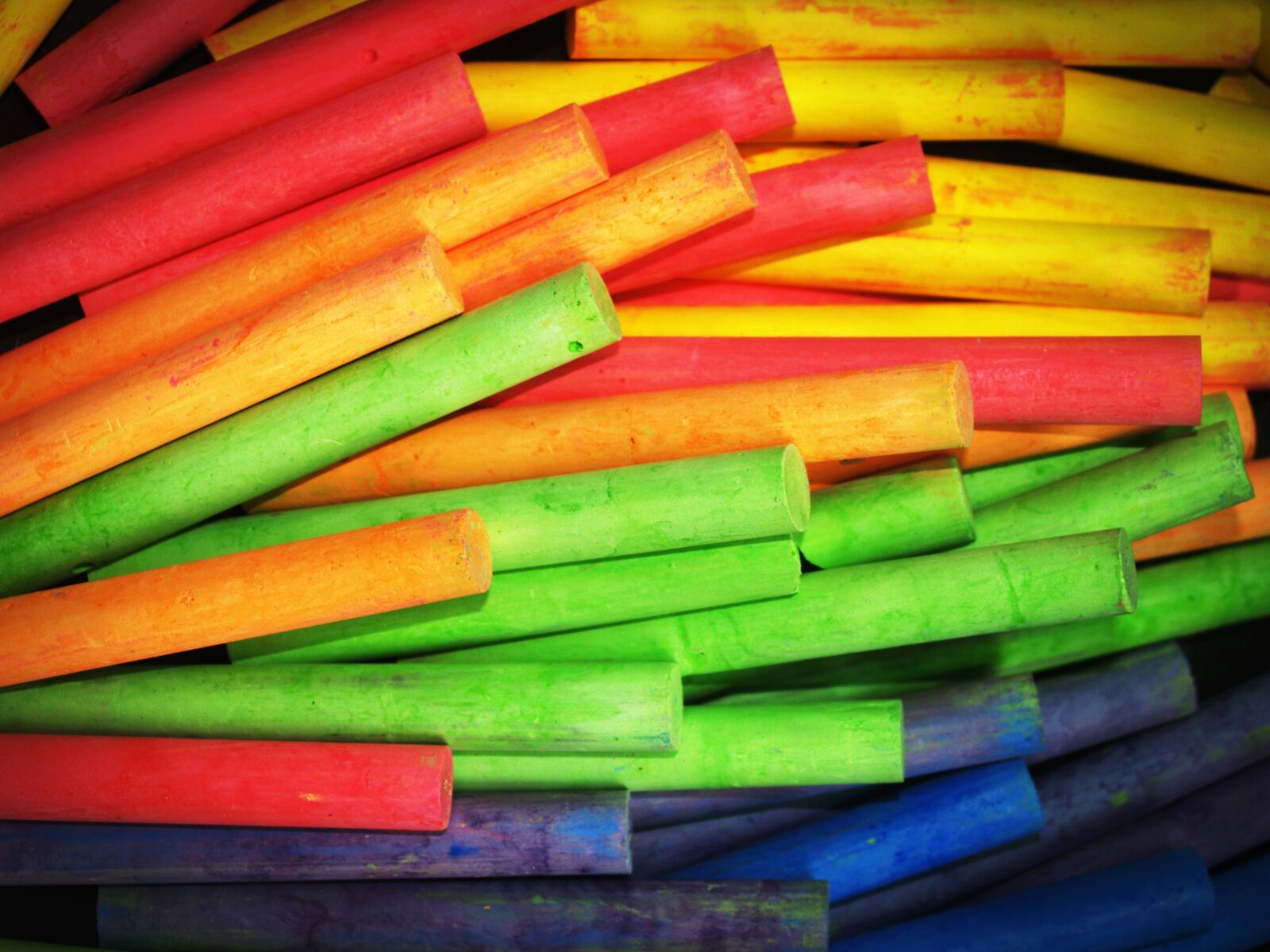 Olympus E-300 (EVOLT E-300) sample photo. Chalk, color, red photography