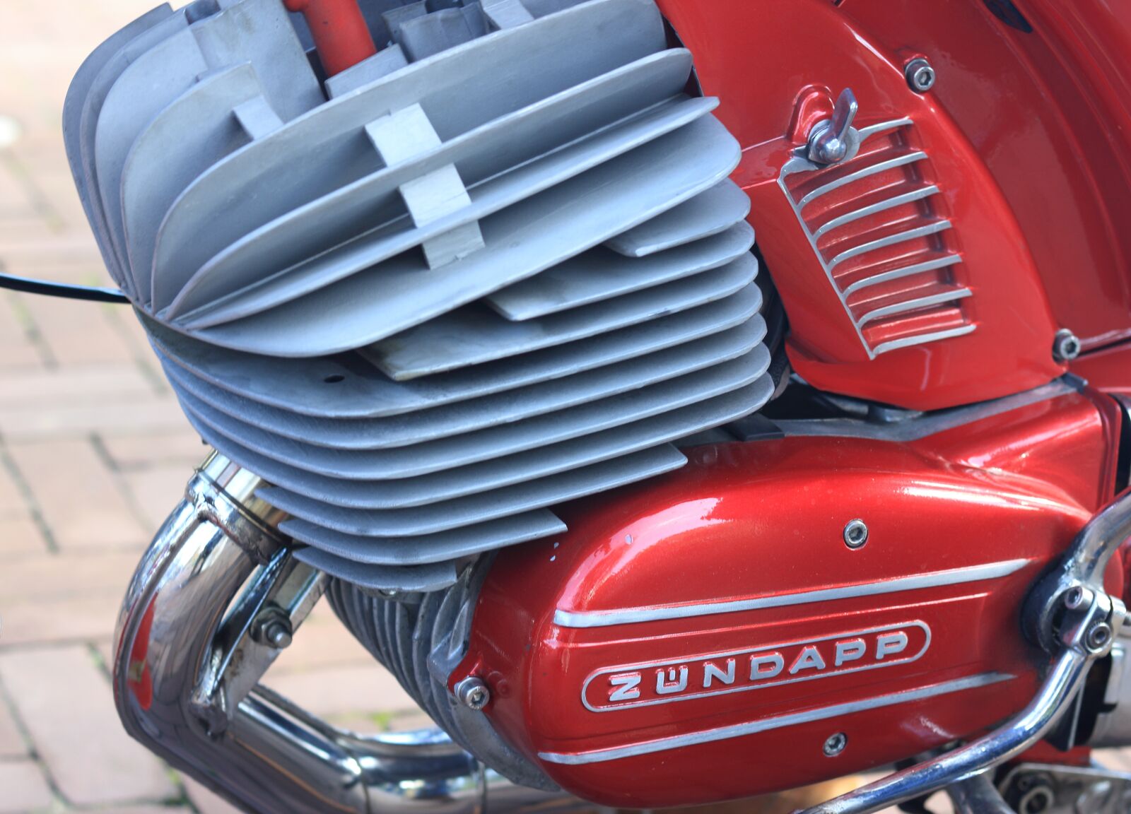 Canon EOS 550D (EOS Rebel T2i / EOS Kiss X4) sample photo. Zundapp, moped, engine photography
