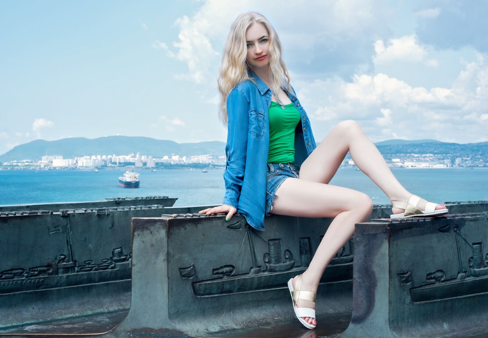 Fujifilm X-E1 + Fujifilm XF 35mm F1.4 R sample photo. Girl, sea, ships photography