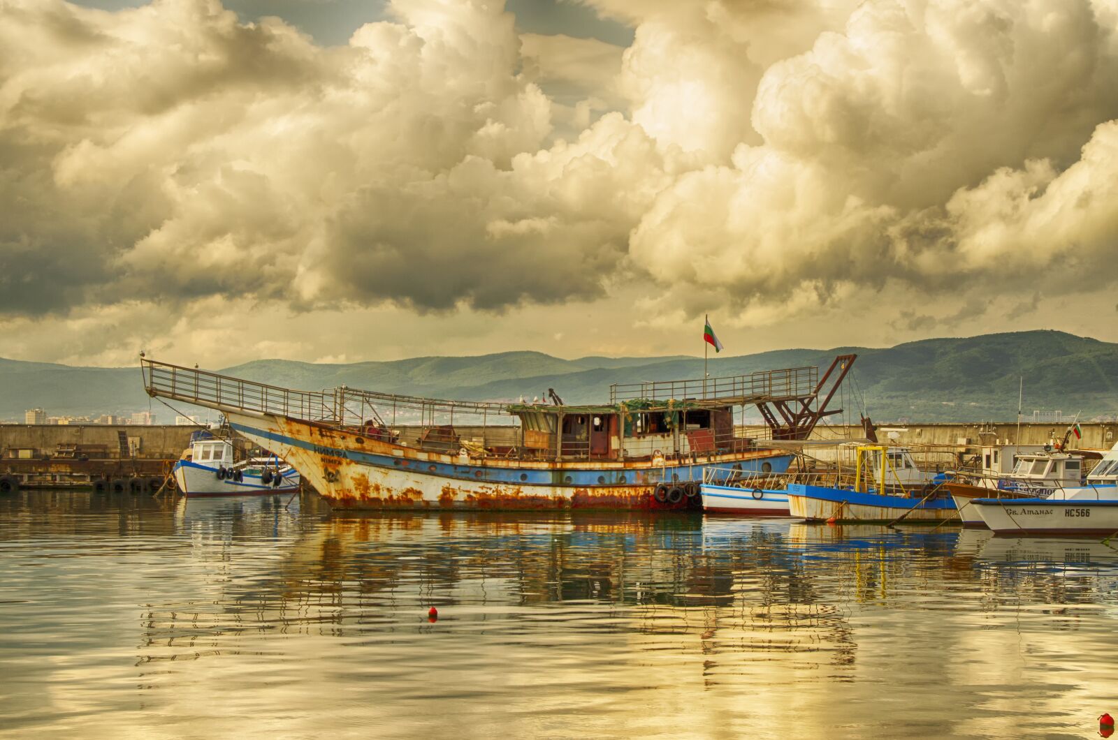 Nikon D5100 sample photo. Stormy, black sea, rusted photography