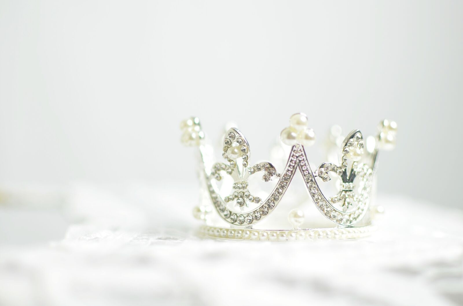 Nikon D5100 sample photo. Bright, crown, crystals photography