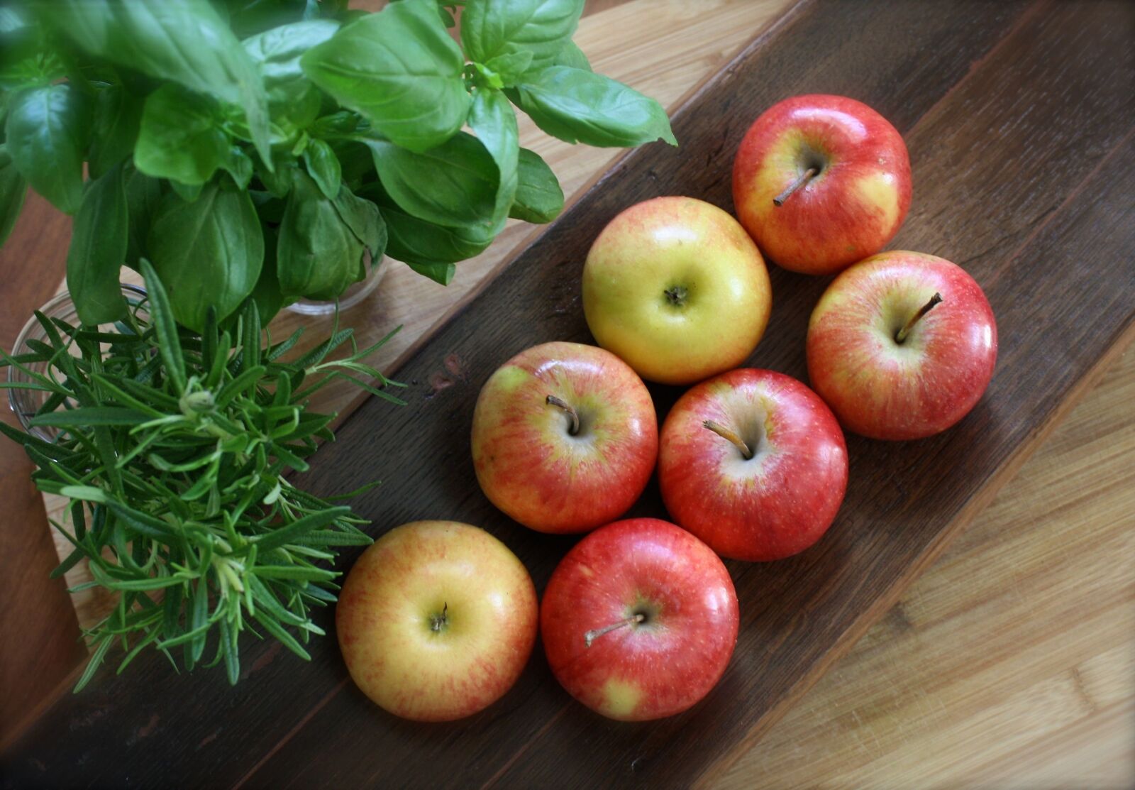 Canon EOS 1000D (EOS Digital Rebel XS / EOS Kiss F) sample photo. Apple, tray, freshness photography