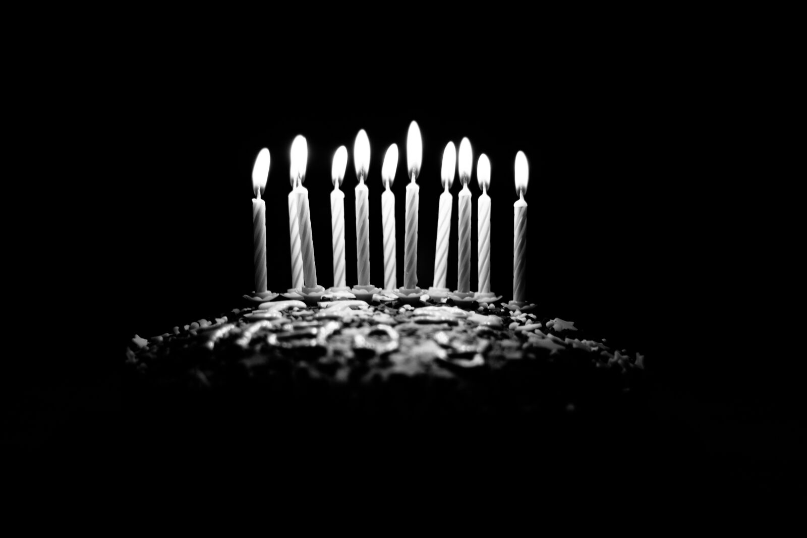 Canon EOS 600D (Rebel EOS T3i / EOS Kiss X5) + Canon EF 50mm F1.8 II sample photo. Dark, birthday, cake photography