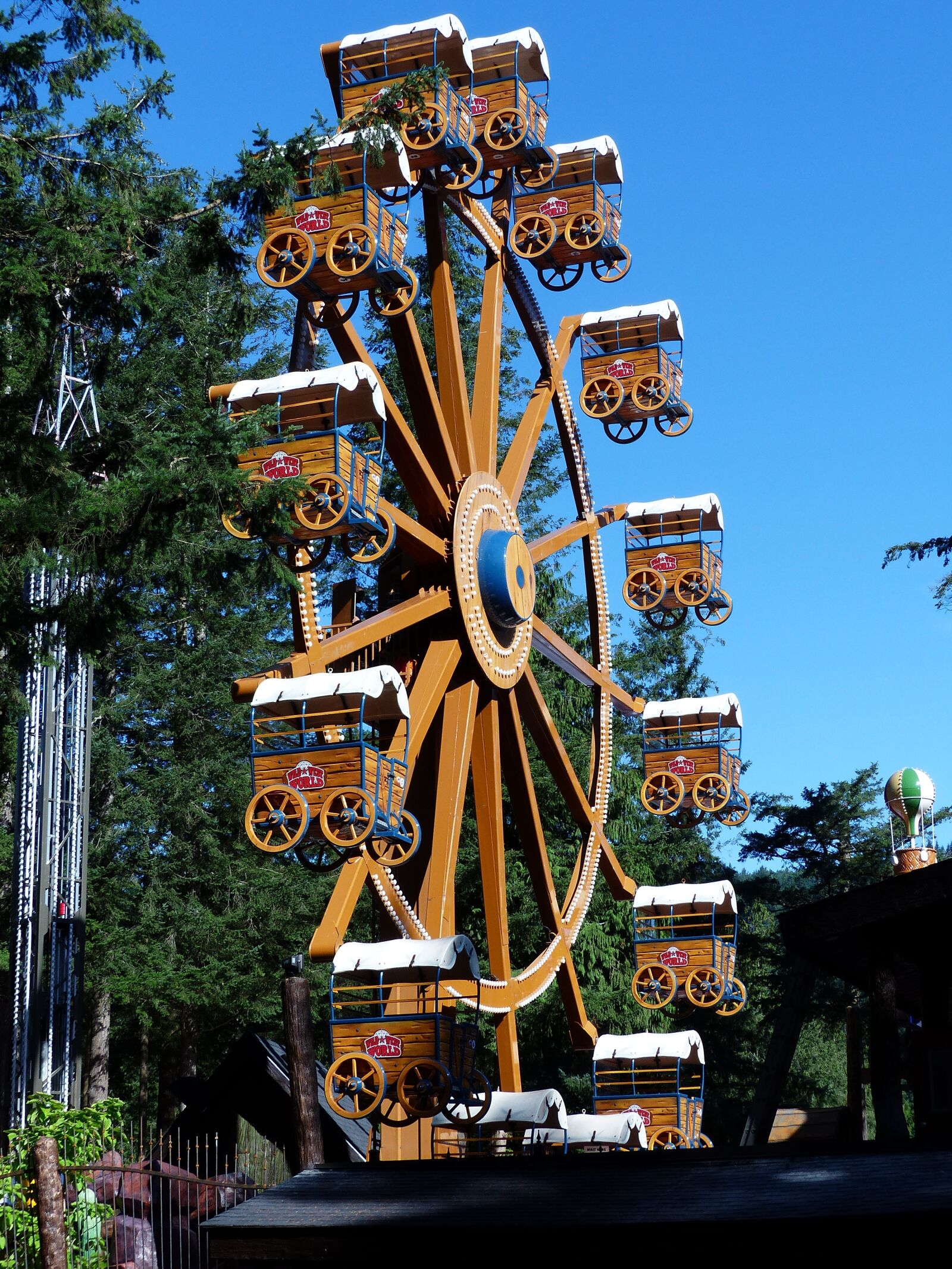 Panasonic Lumix DMC-FZ200 sample photo. Ferris wheel, fun park photography