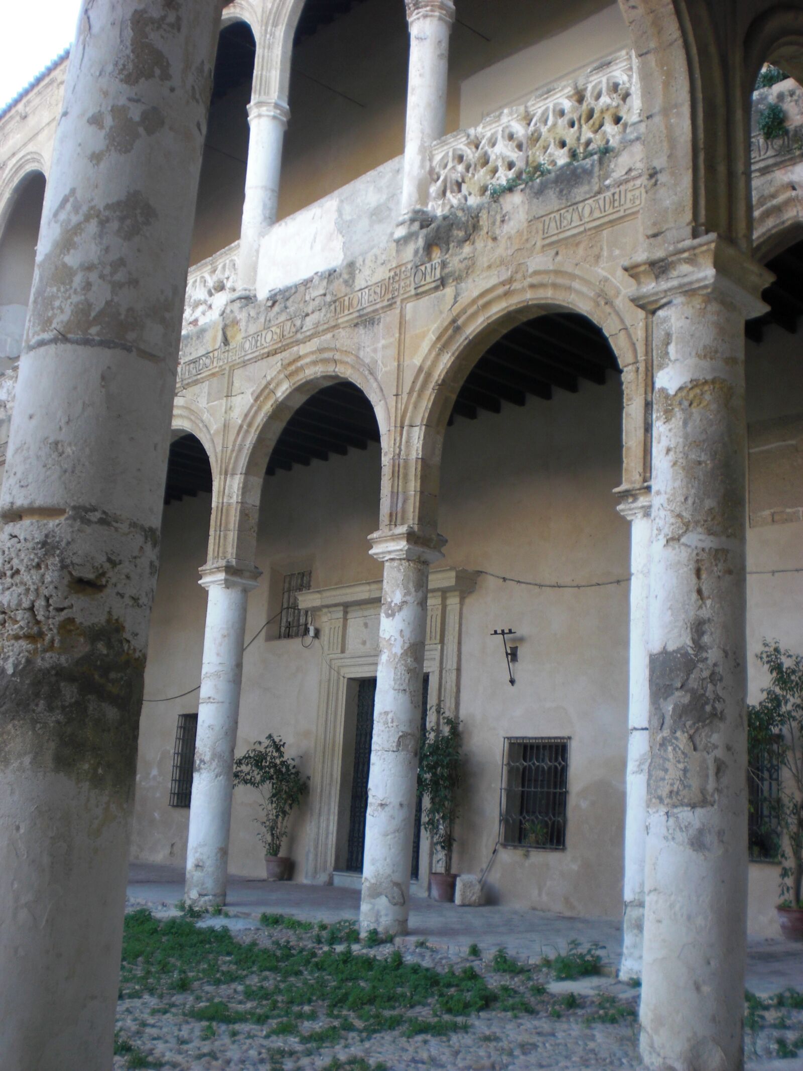 CASIO EX-Z80 sample photo. Palace, arches, cloister photography
