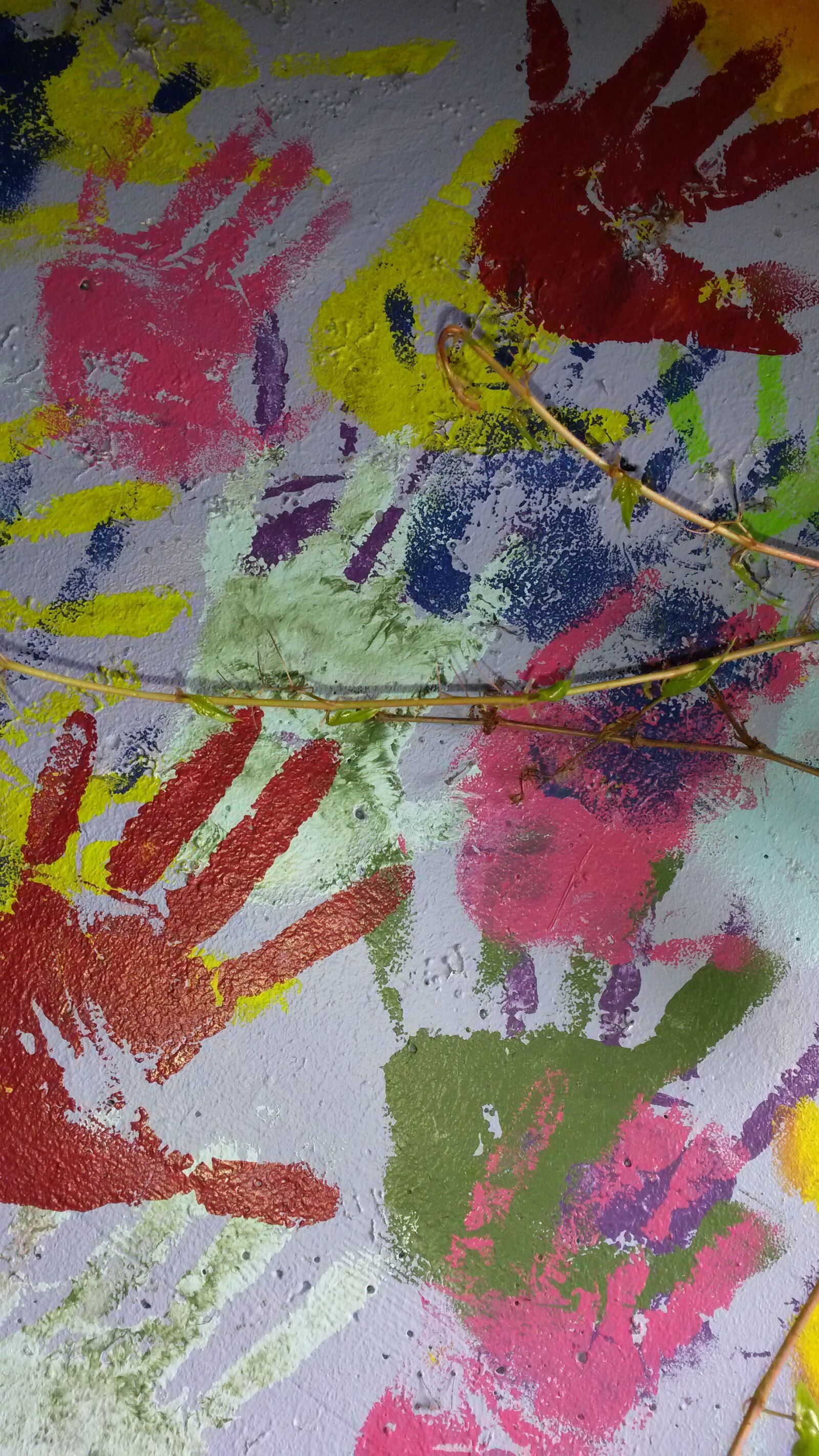 Samsung Galaxy S4 Mini sample photo. Graffiti, hands, colorful photography