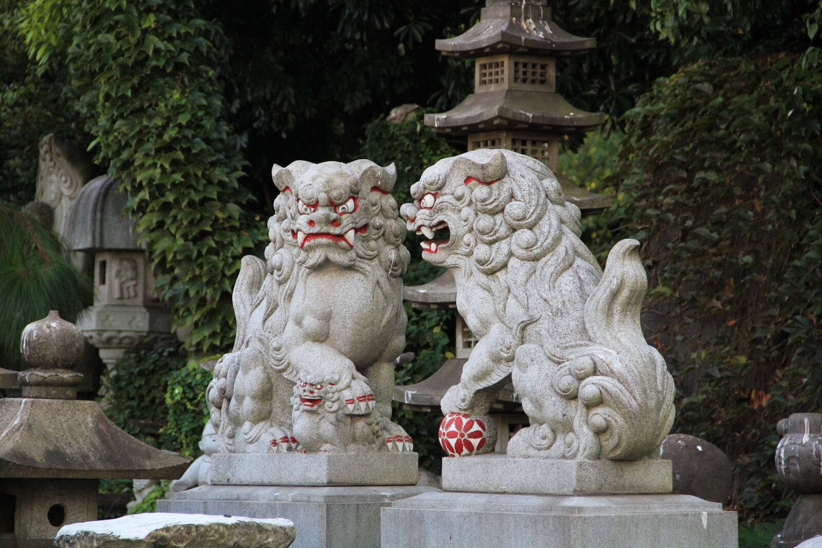 Canon EOS 550D (EOS Rebel T2i / EOS Kiss X4) sample photo. Dog, sculpture, shisa photography