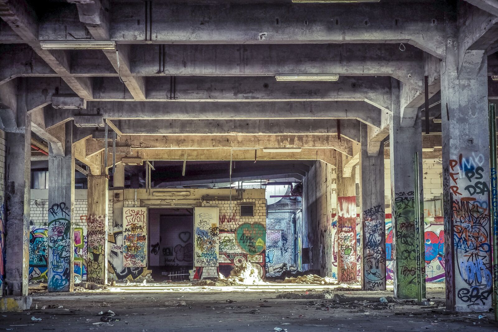 Olympus OM-D E-M10 sample photo. Lost places, hall, pforphoto photography
